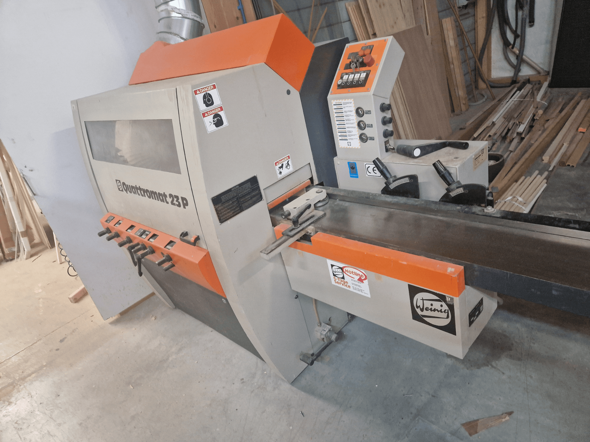 Weinig Quadtr الضوم modelo 23 P, vista frontal de una fresadora de madera con panel de control y advertencias de seguridad.