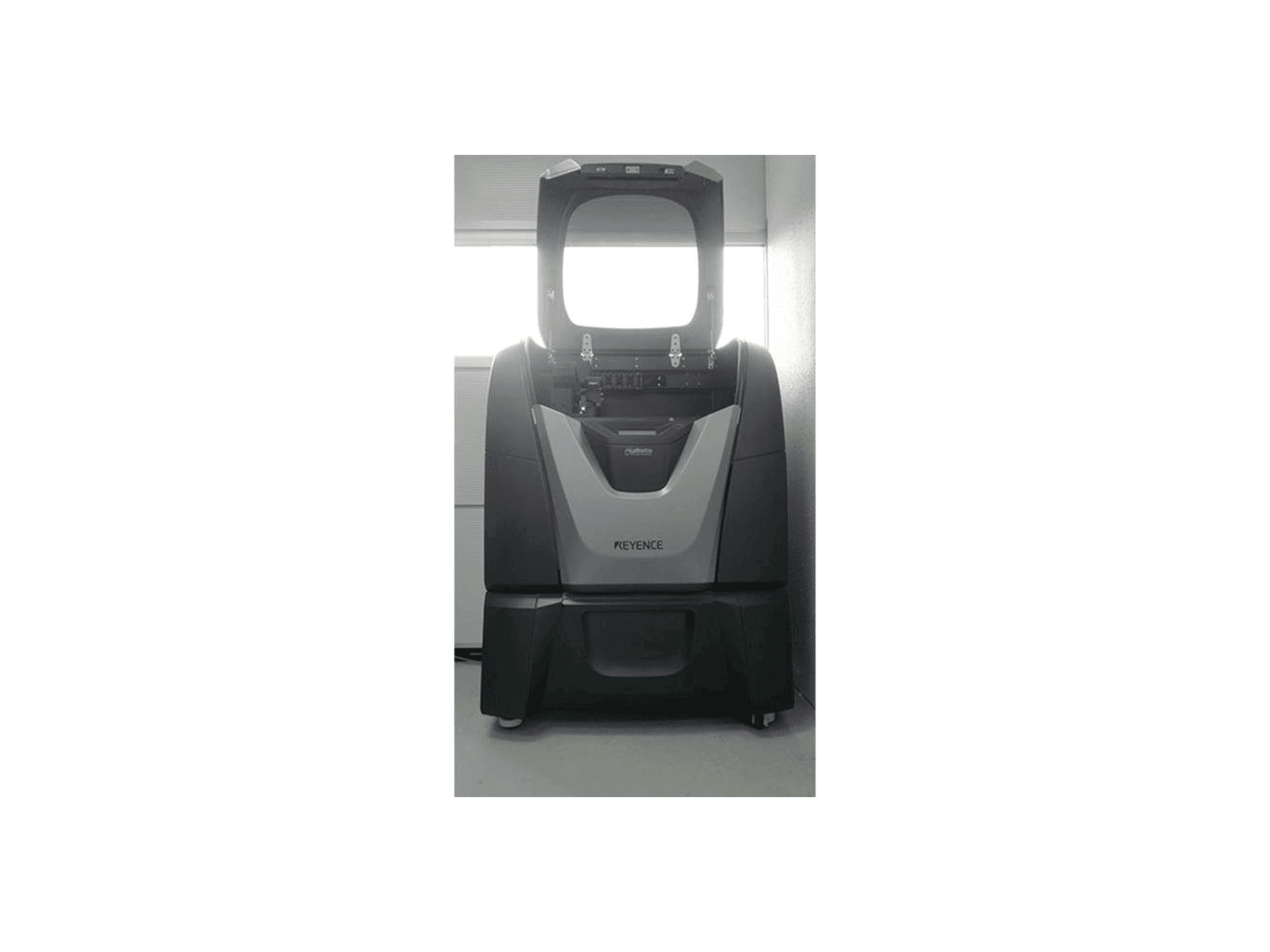 Vista frontal de la máquina KEYENCE Agilista-3200W