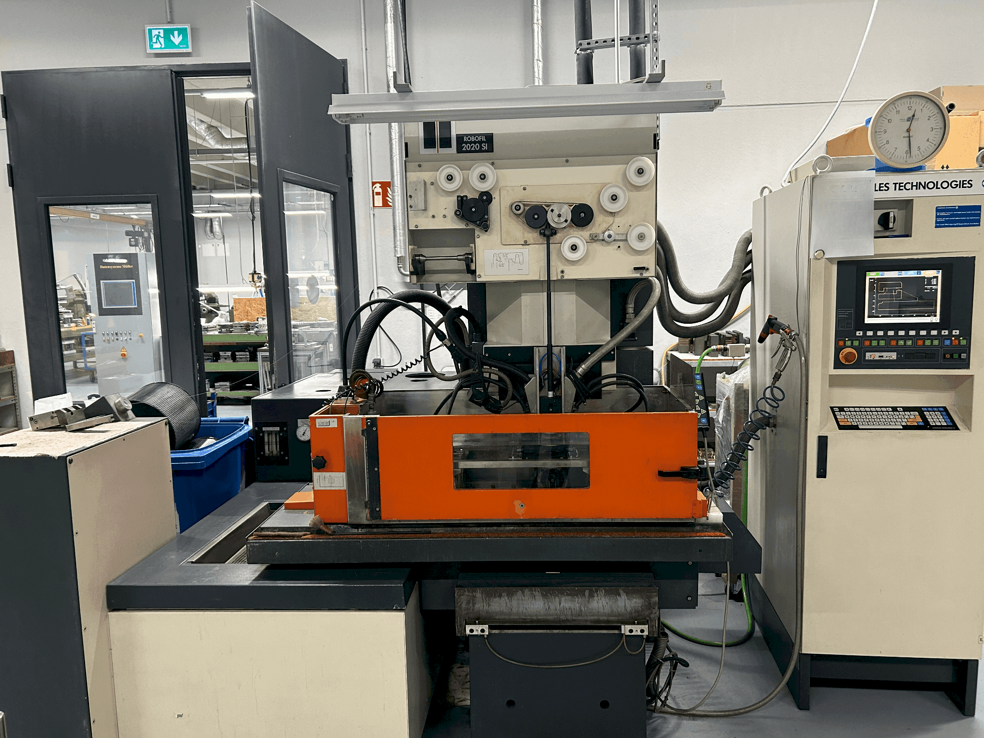 Vista frontal de la máquina CHARMILLES ROBOFIL 2020 SI