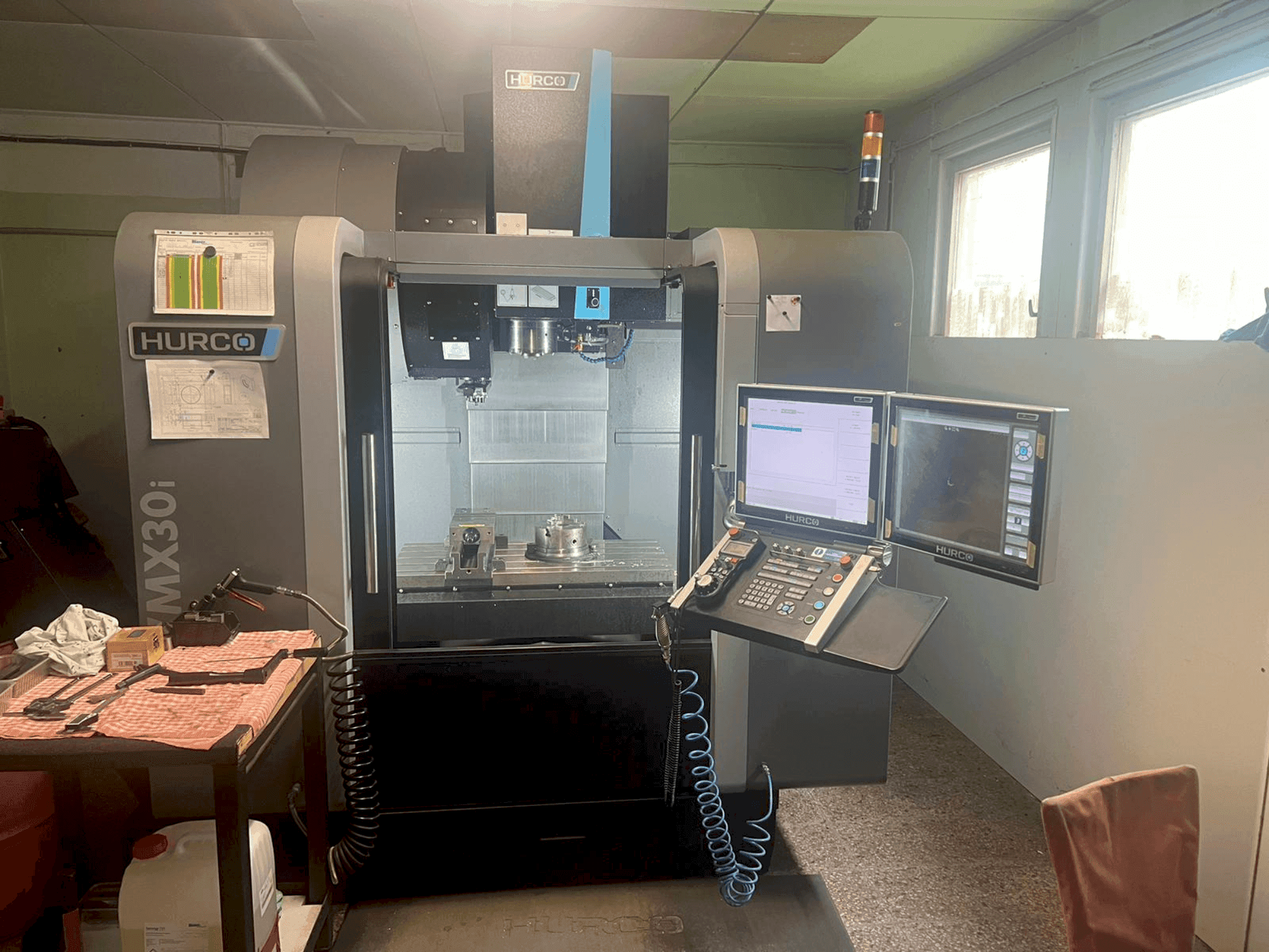 Vista frontal de la máquina Hurco VMX30i