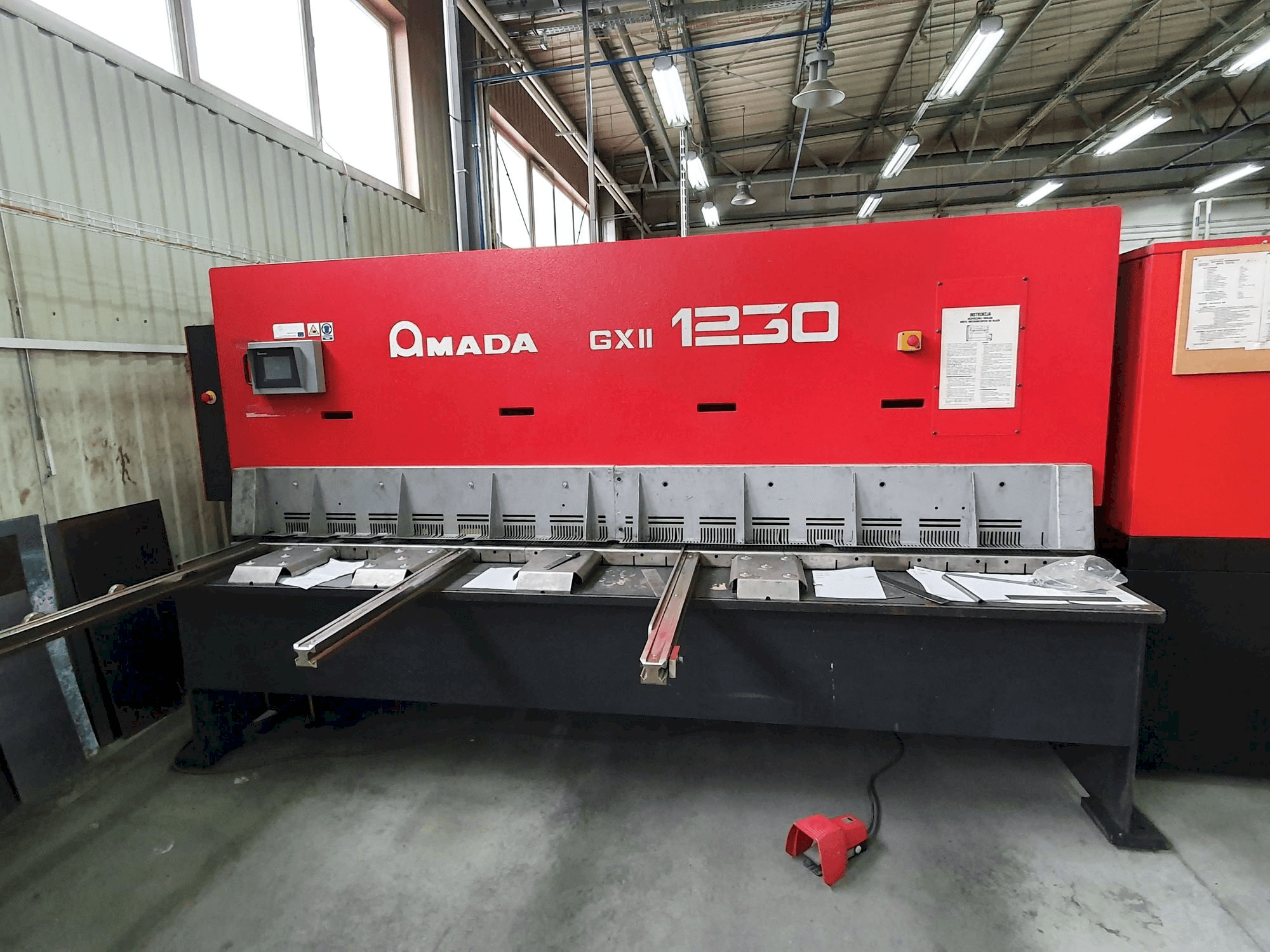 Vista frontal de la máquina AMADA GX II 1230