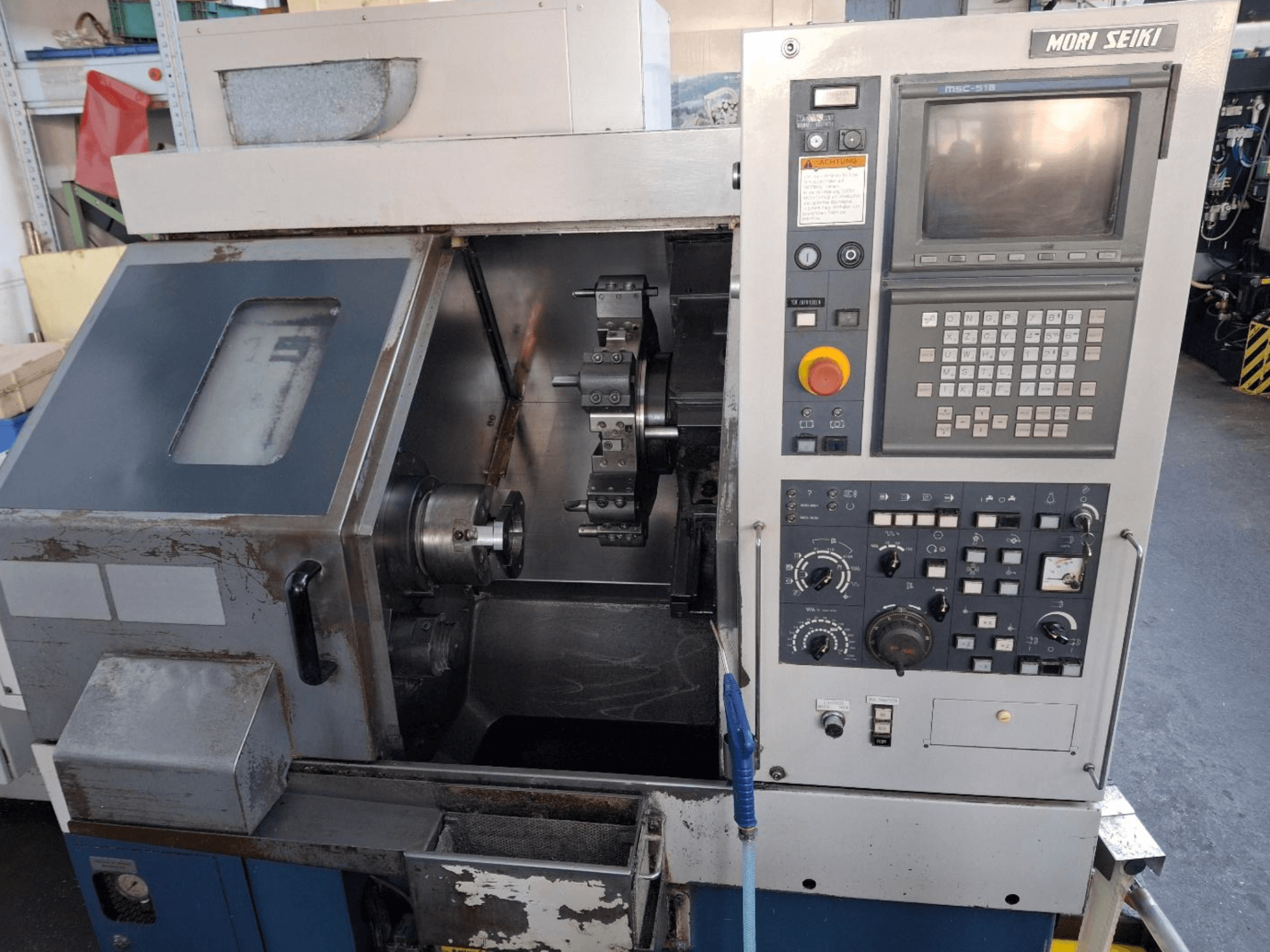 Tornos horizontales MORI SEIKI CL 15, vista frontal mostrando el panel de control y la zona de mecanizado.