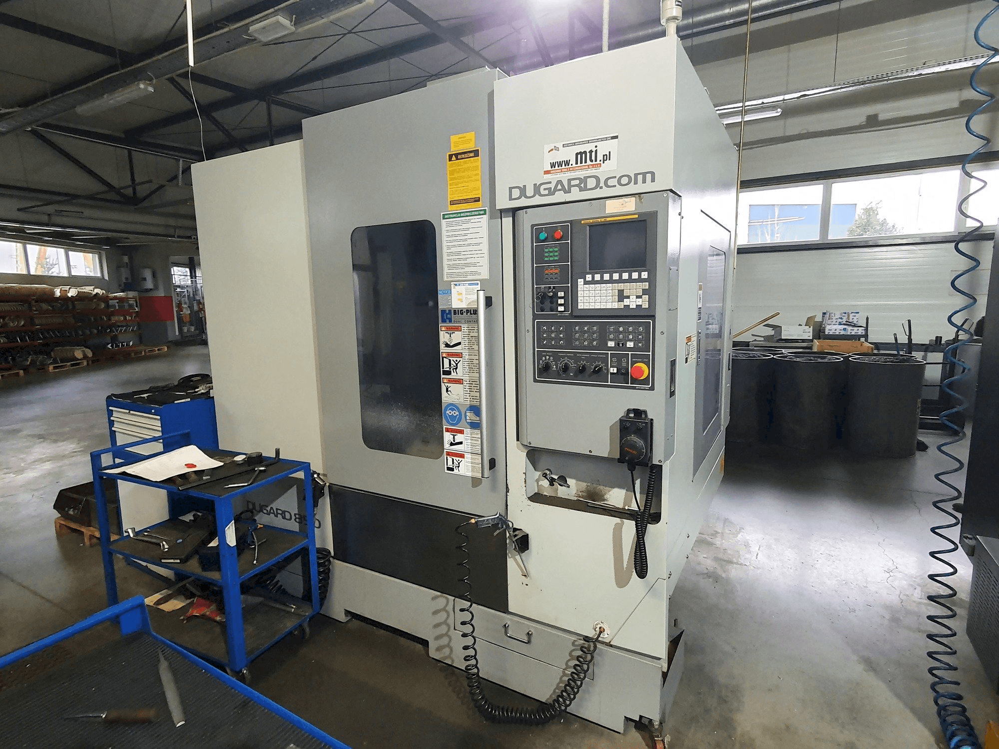 Vista frontal de la máquina Dugard 850 VMC