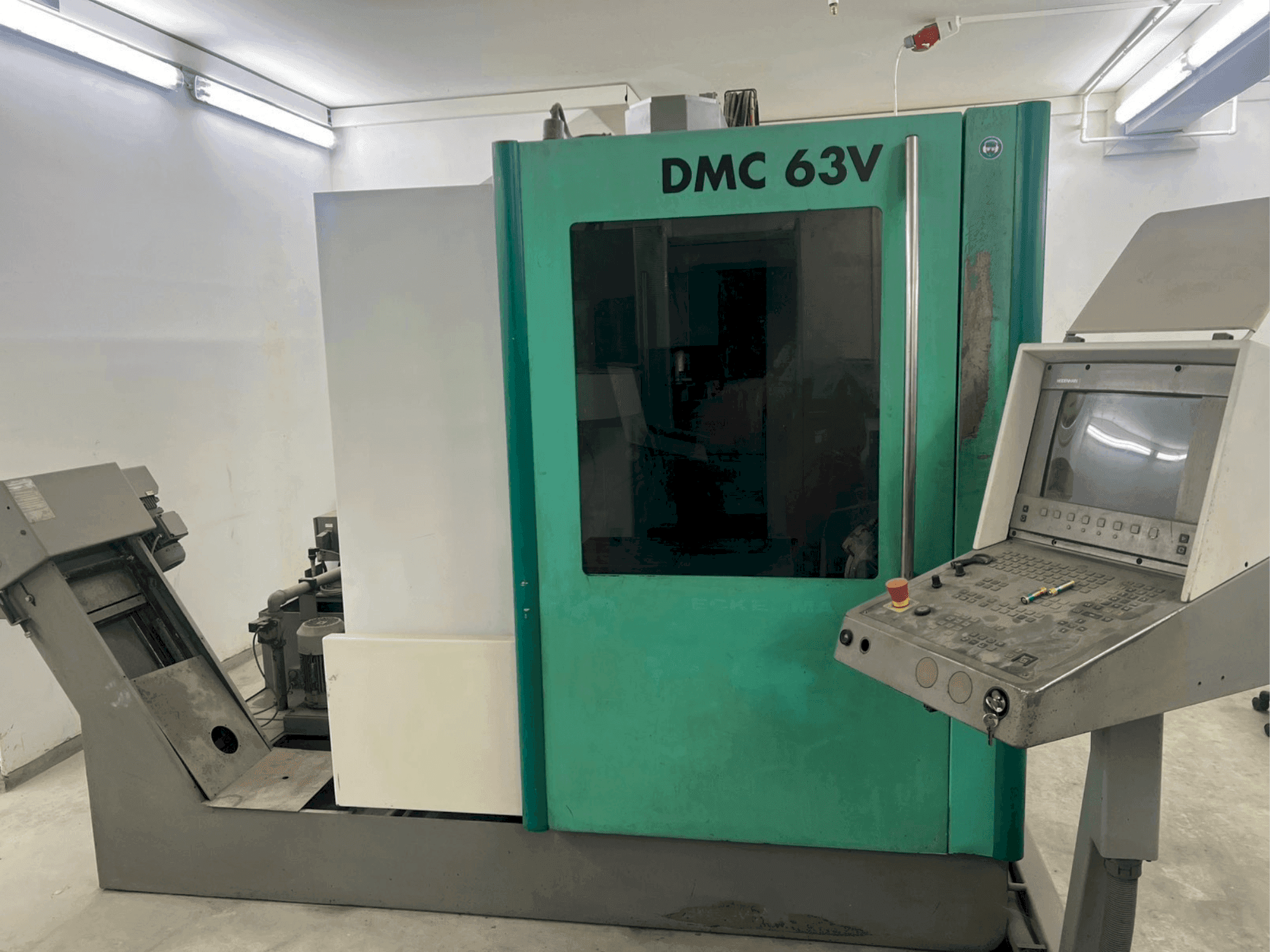 Vista frontal de la máquina DECKEL MAHO DMC 63V