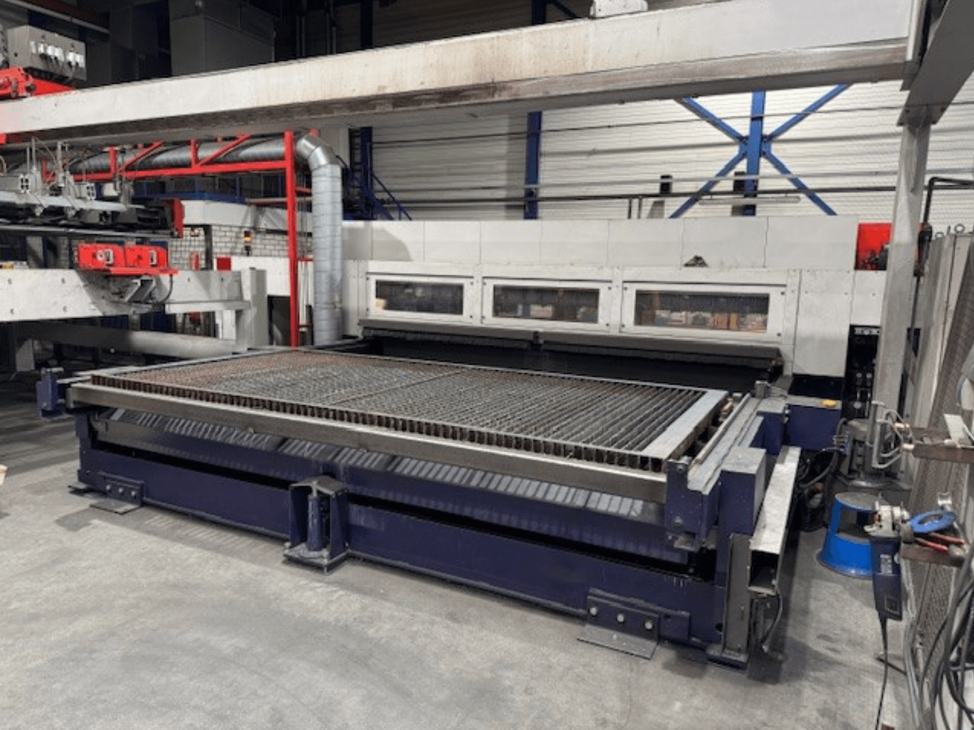 Máquina de corte por láser de CO2 Bystronic BySpeed 4020 en vista frontal, con una espaciosa mesa de corte y componentes mecánicos.