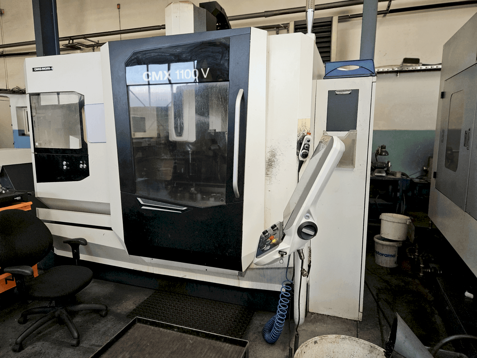 Vista frontal de la máquina DMG CMX 1100V