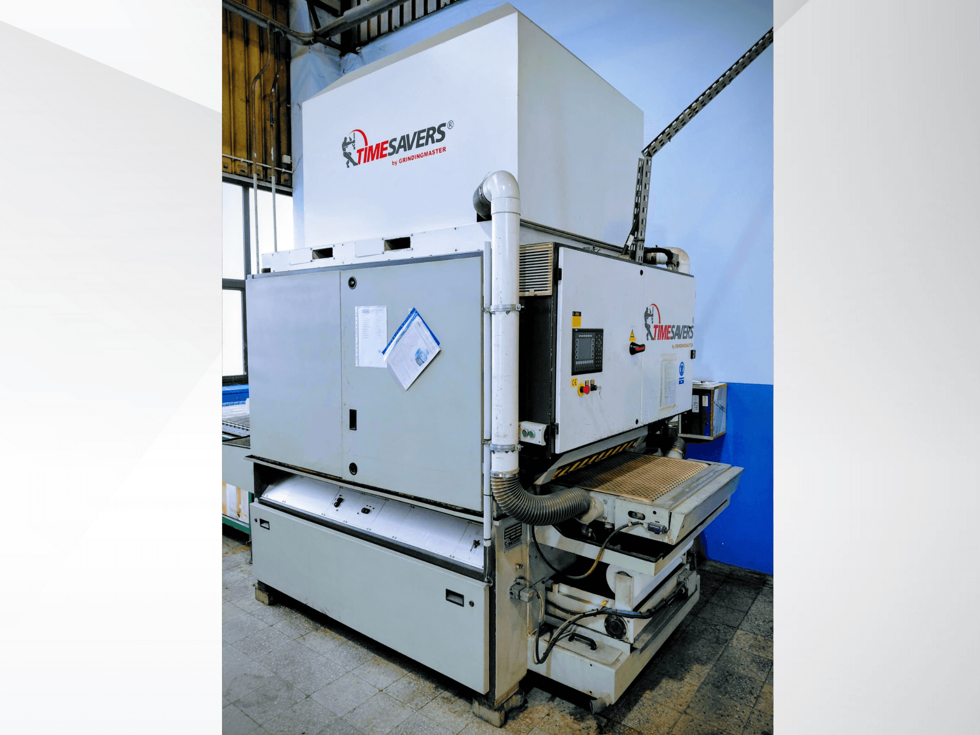 Lijadora industrial Timesavers, vista frontal. Dispone de controles operativos, extracción de polvo y bancada de lijado ajustable para mayor precisión.