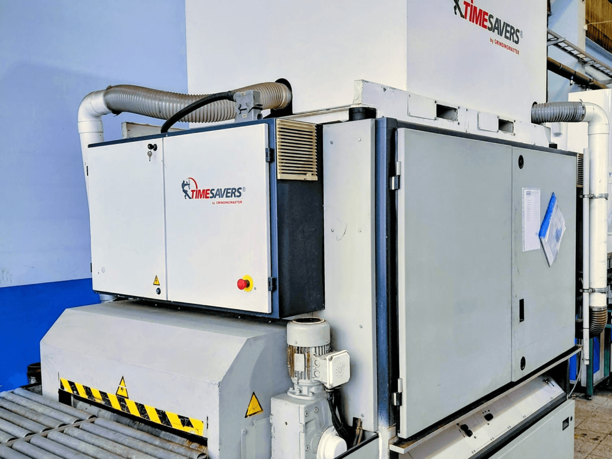 Lijadora industrial TIME SAVERS, vista lateral, dispone de rodillo ajustable, panel de control y sistema de extracción de polvo.