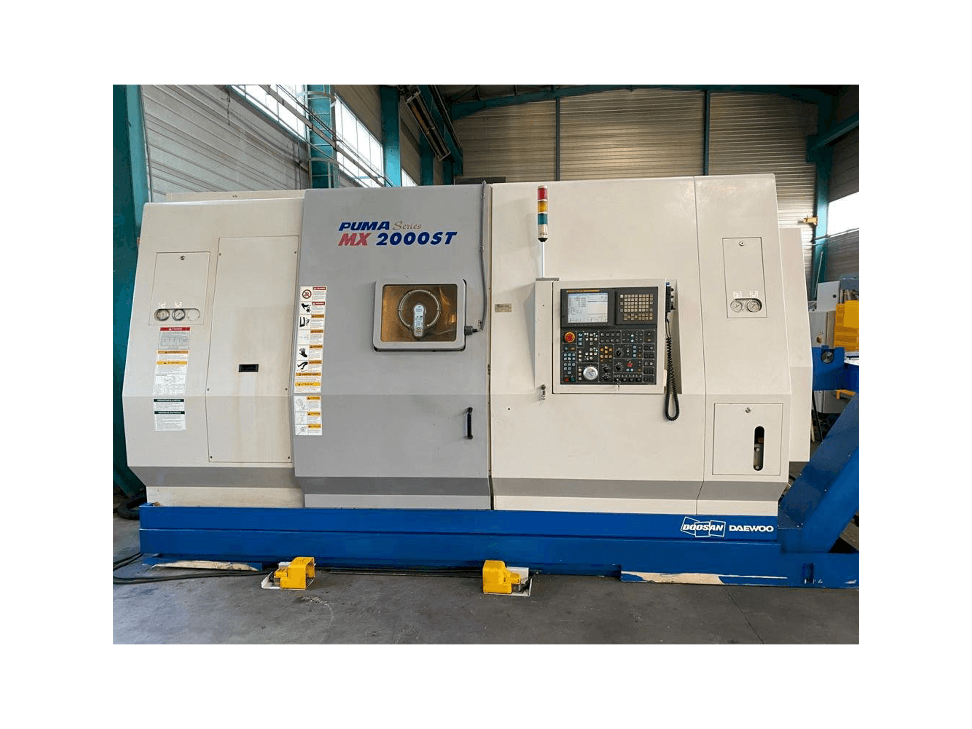 Vista frontal de la máquina Doosan PUMA MX 2000 ST