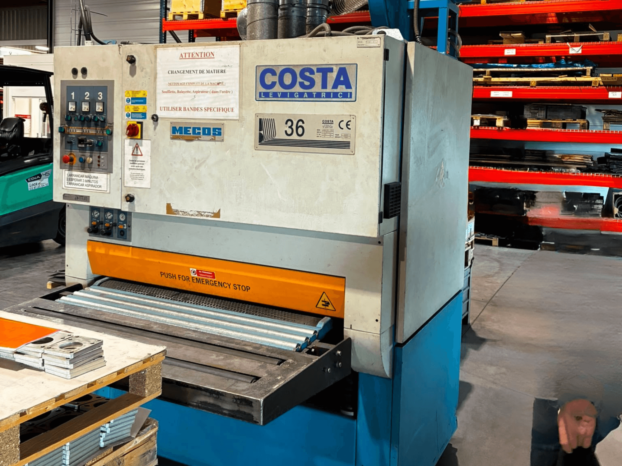 Máquina desbarbadora Costa M36 CCS 1150 vista de perfil, con panel de control, parada de emergencia y superficie transportadora.