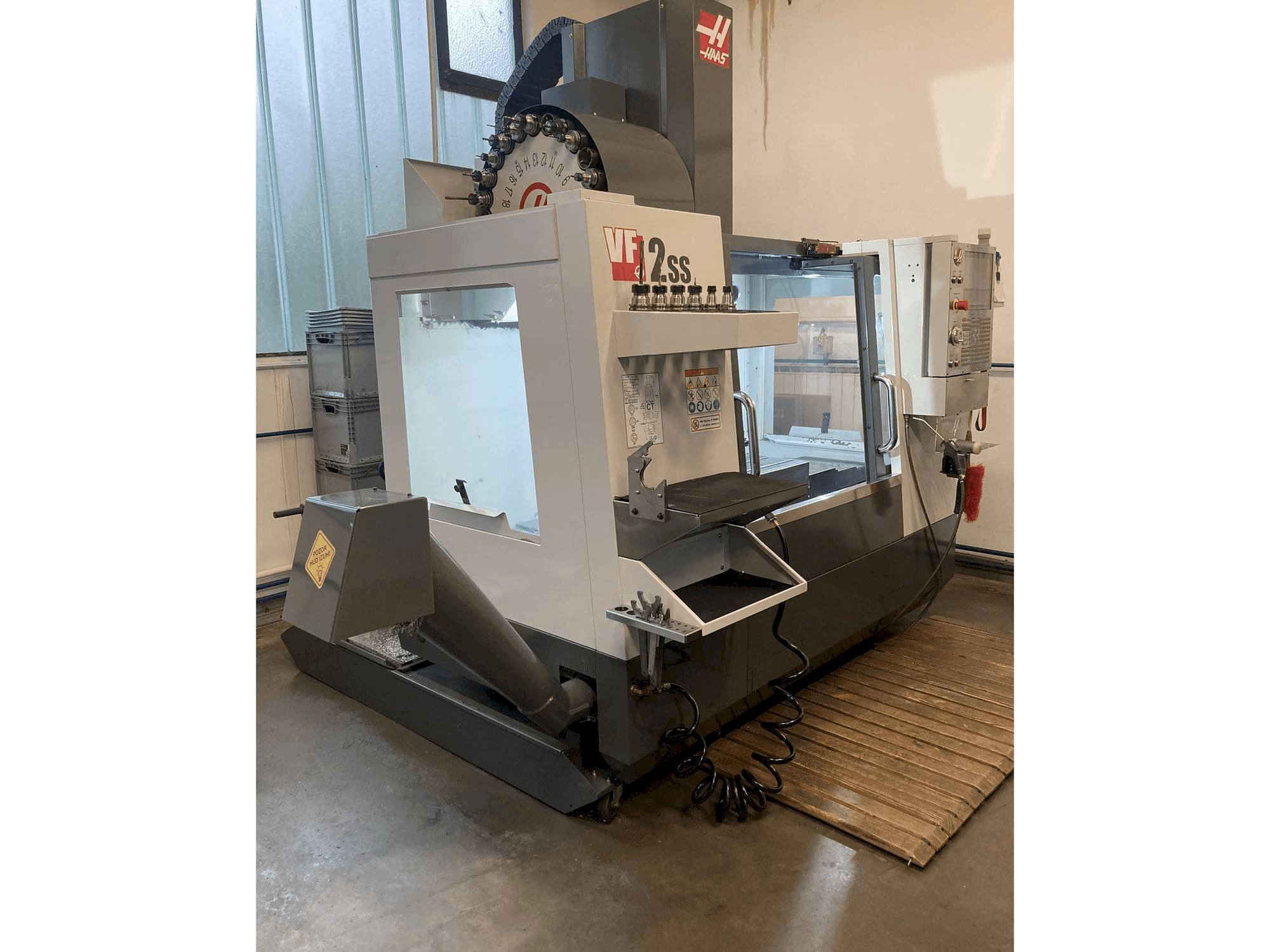 Vista lateral izquierda de la máquina HAAS VF-2 SS