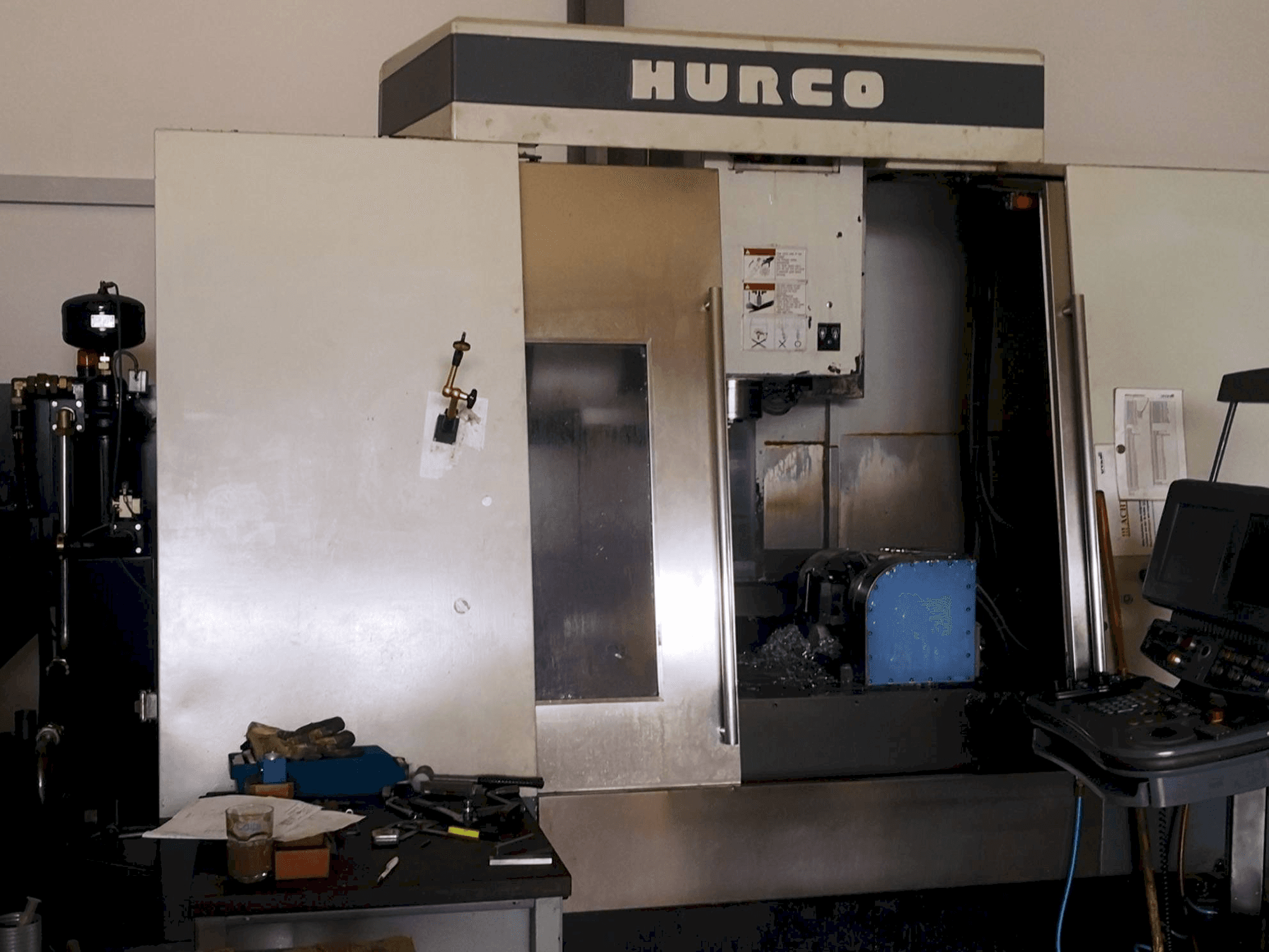 Vista frontal de la máquina Hurco VM 50/40T