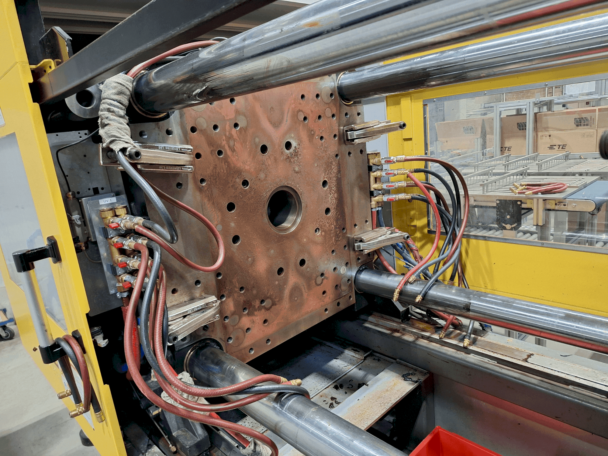 Vista frontal de la máquina FANUC Roboshot S220iA