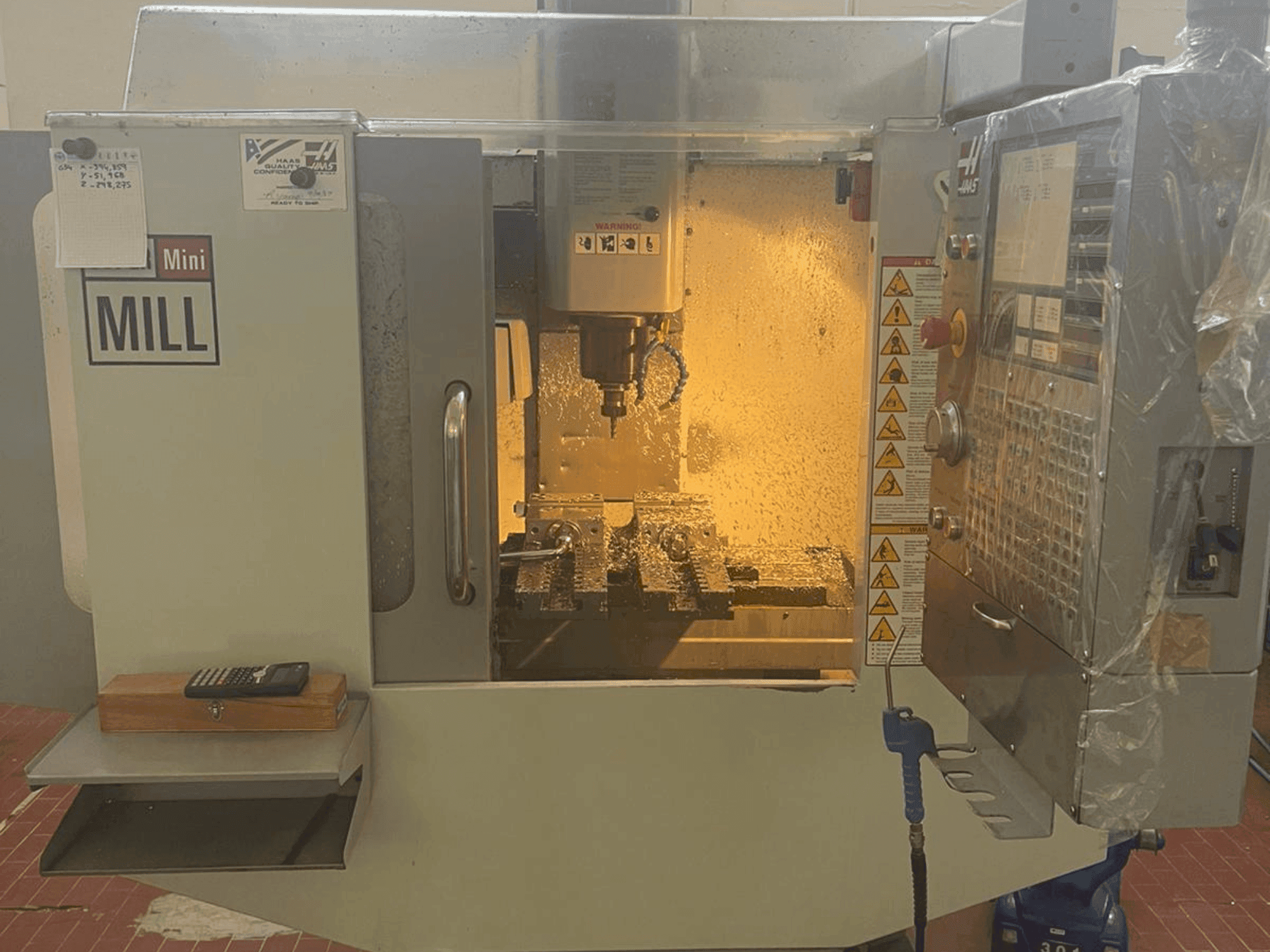 Vista frontal de la máquina HAAS S MiniMill HE