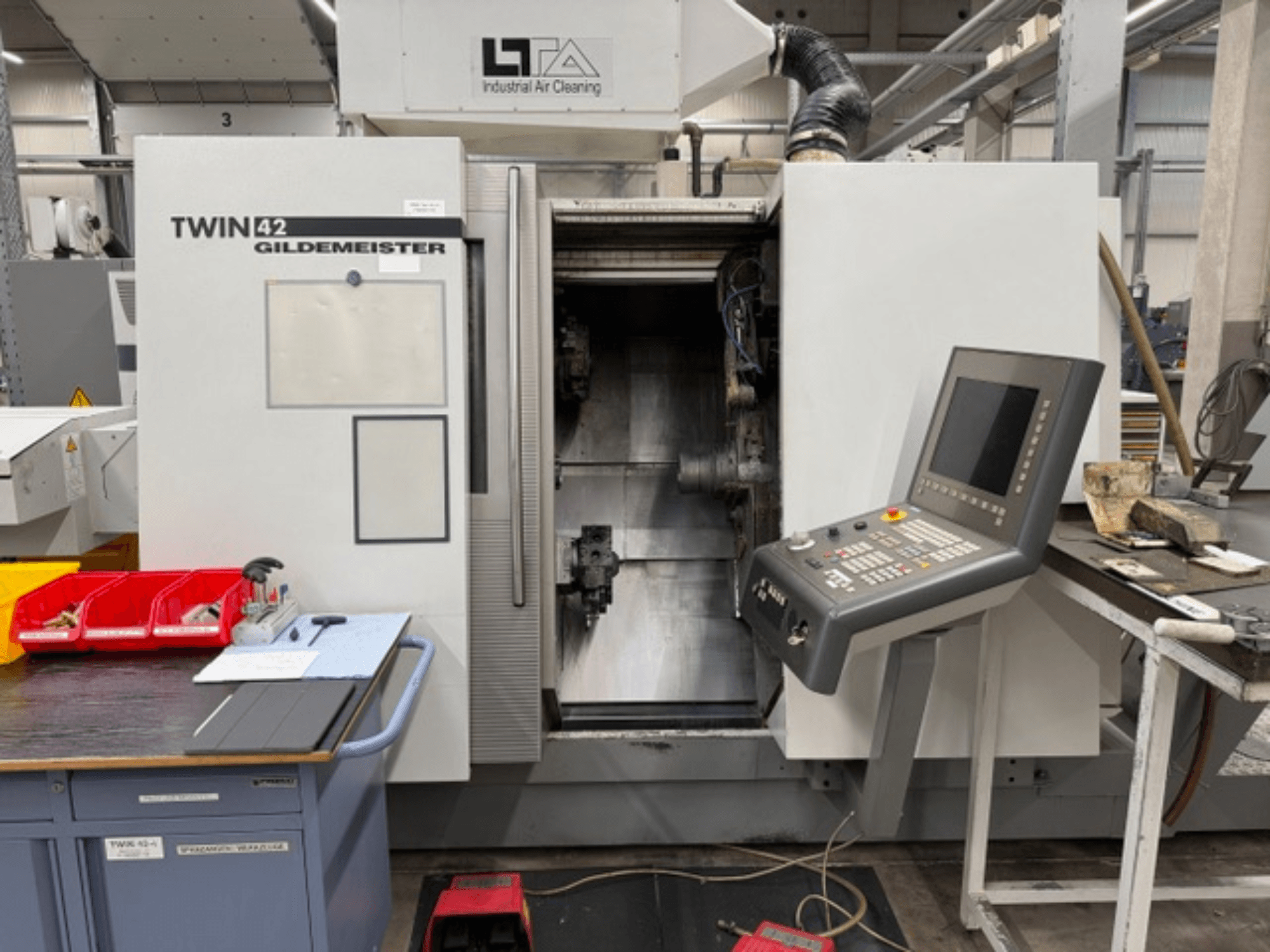 Torno horizontal Gildemeister TWIN 42, vista frontal en la que se aprecian el panel de control y la zona de trabajo abierta.