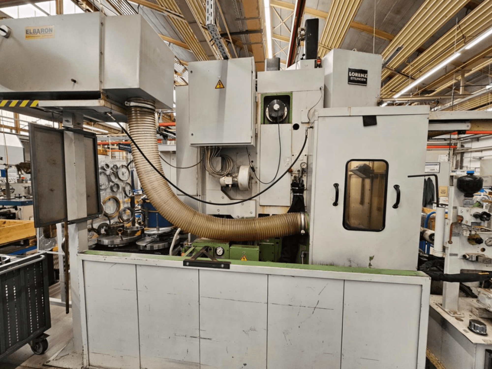 Máquina perfiladora LORENZ LS 424, vista frontal, con un amplio sistema de extracción de polvo y controles operativos visibles.