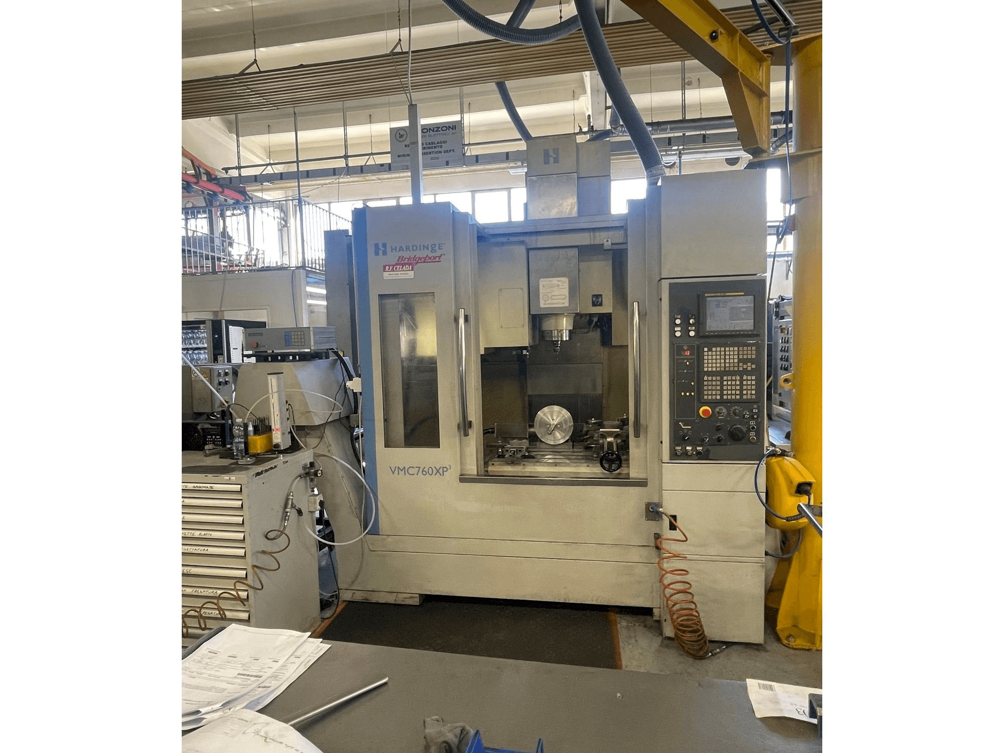 Vista frontal de la máquina HARDINGE Bridgeport VMC 760 XP3