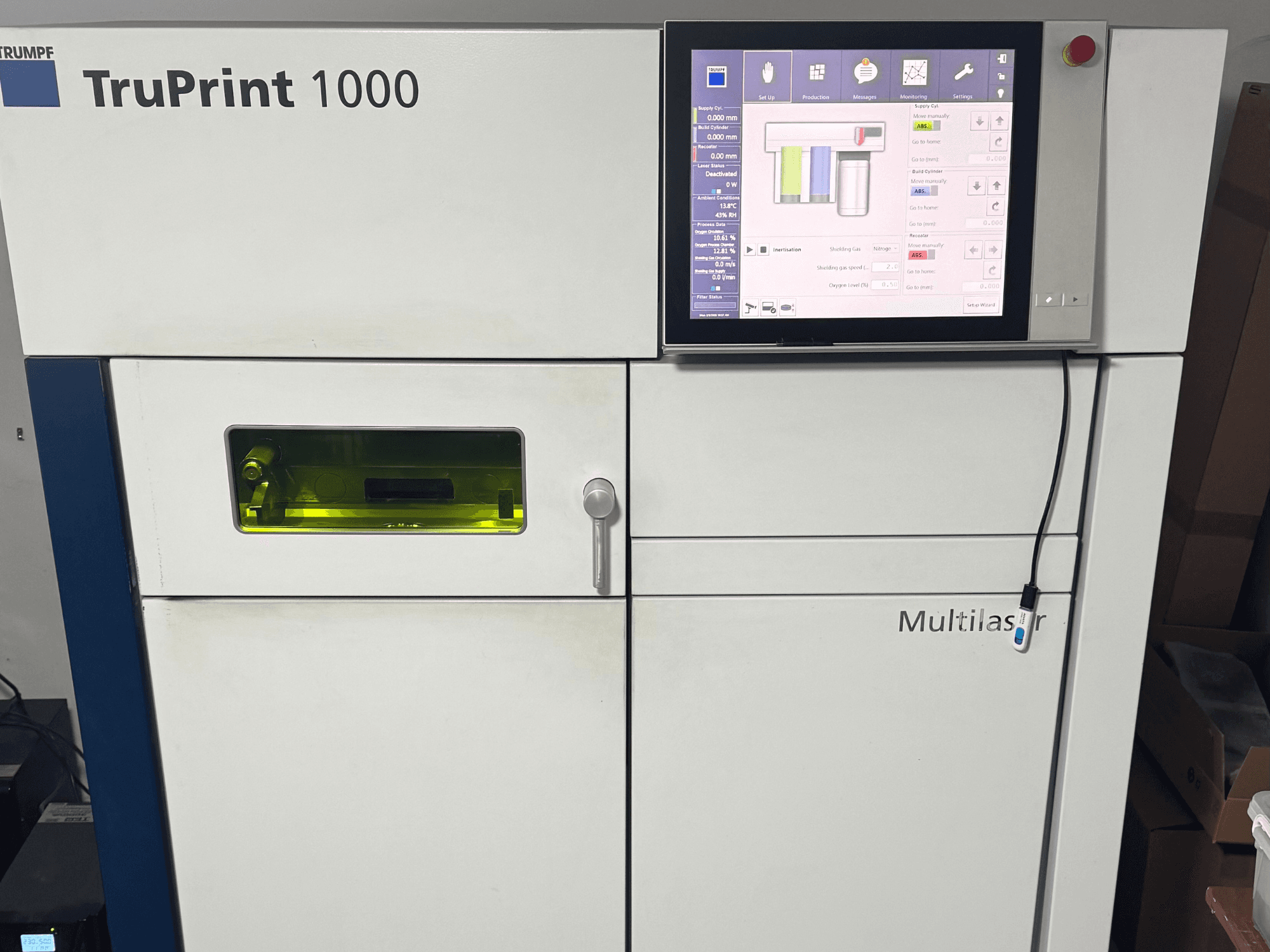 TruPrint 1000 de Trumpf, vista frontal, con un panel de control digital y una ventana de inspección transparente para la supervisión.