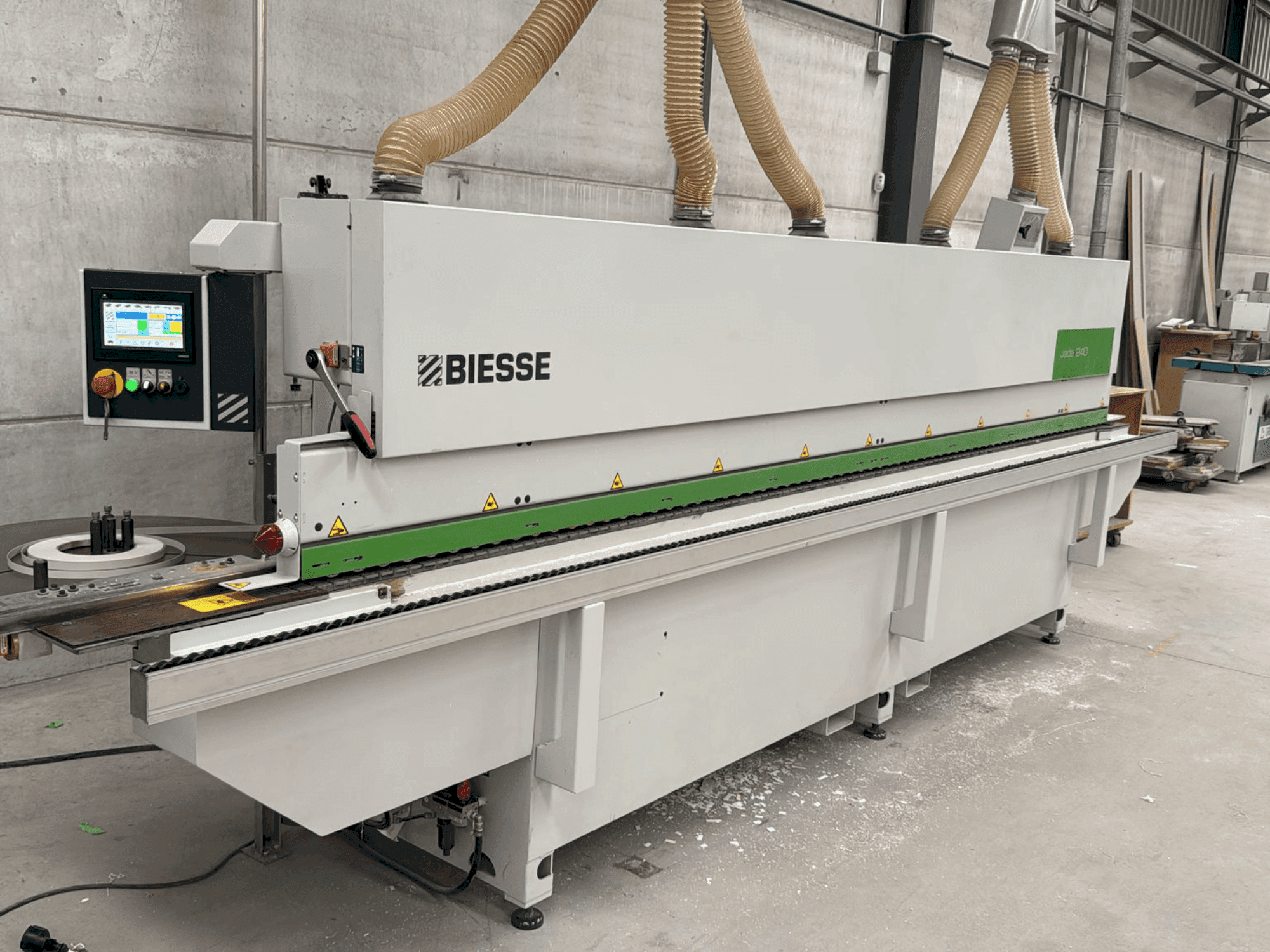 Vista frontal de la máquina BIESSE Jade 240