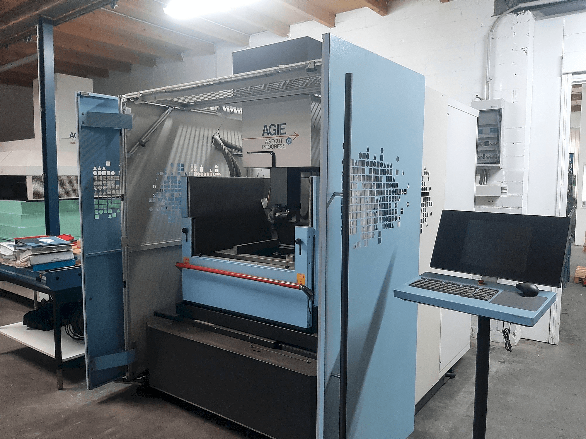 Vista frontal de la máquina AGIE Agiecut Progress 3