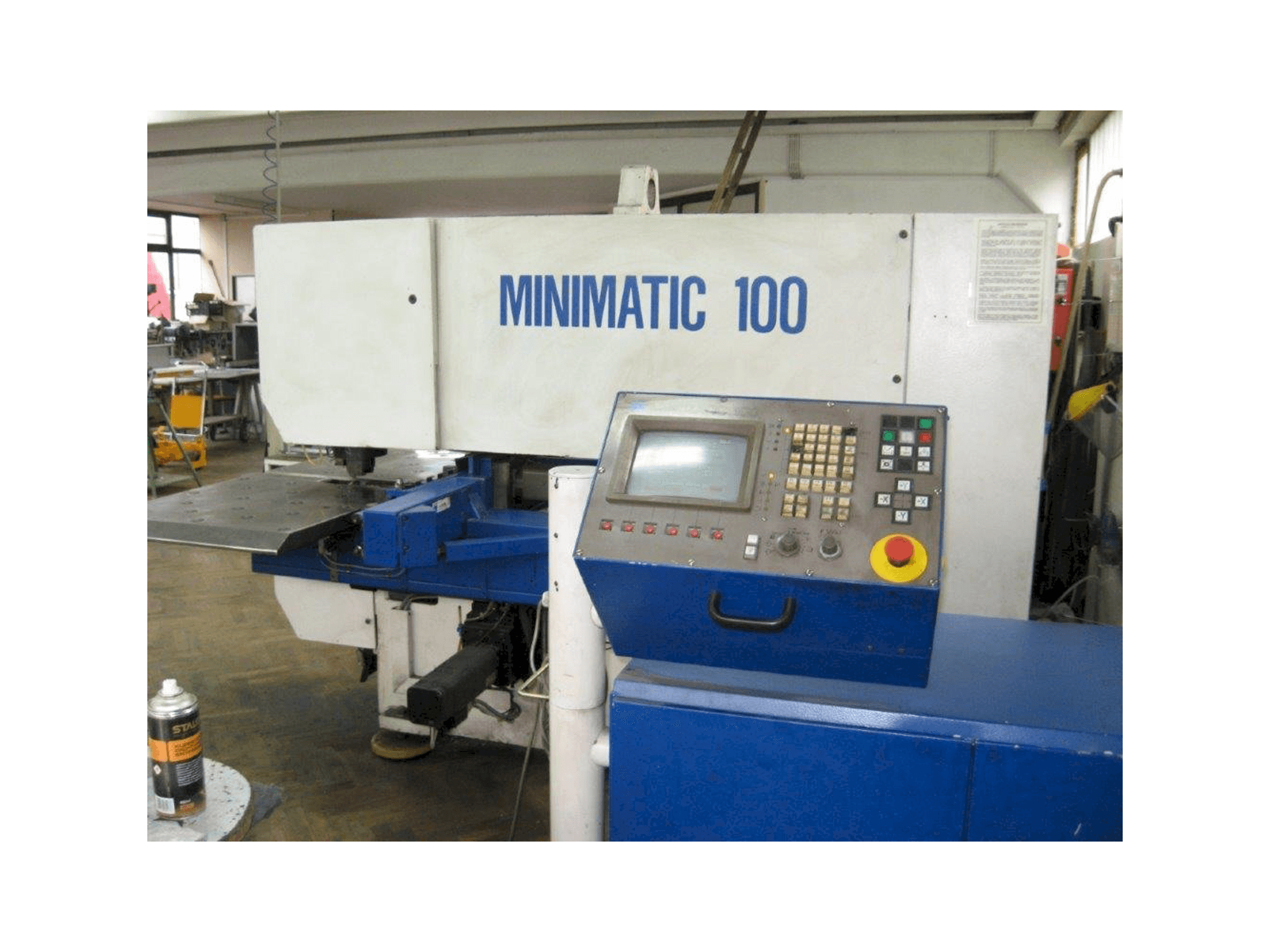 Vista frontal de la máquina Trumpf Minimatic 100