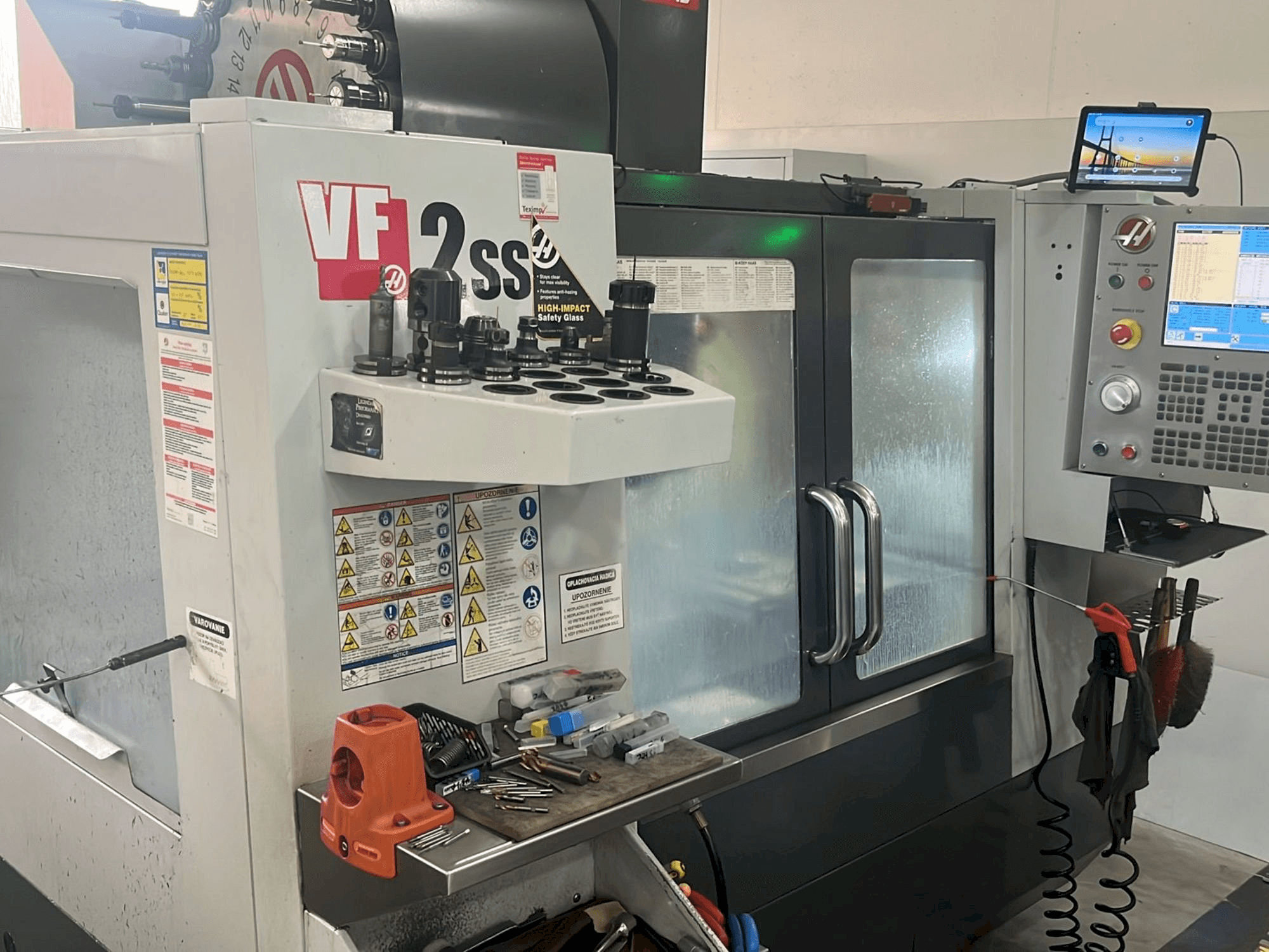 Vista frontal de la máquina HAAS VF-2SS