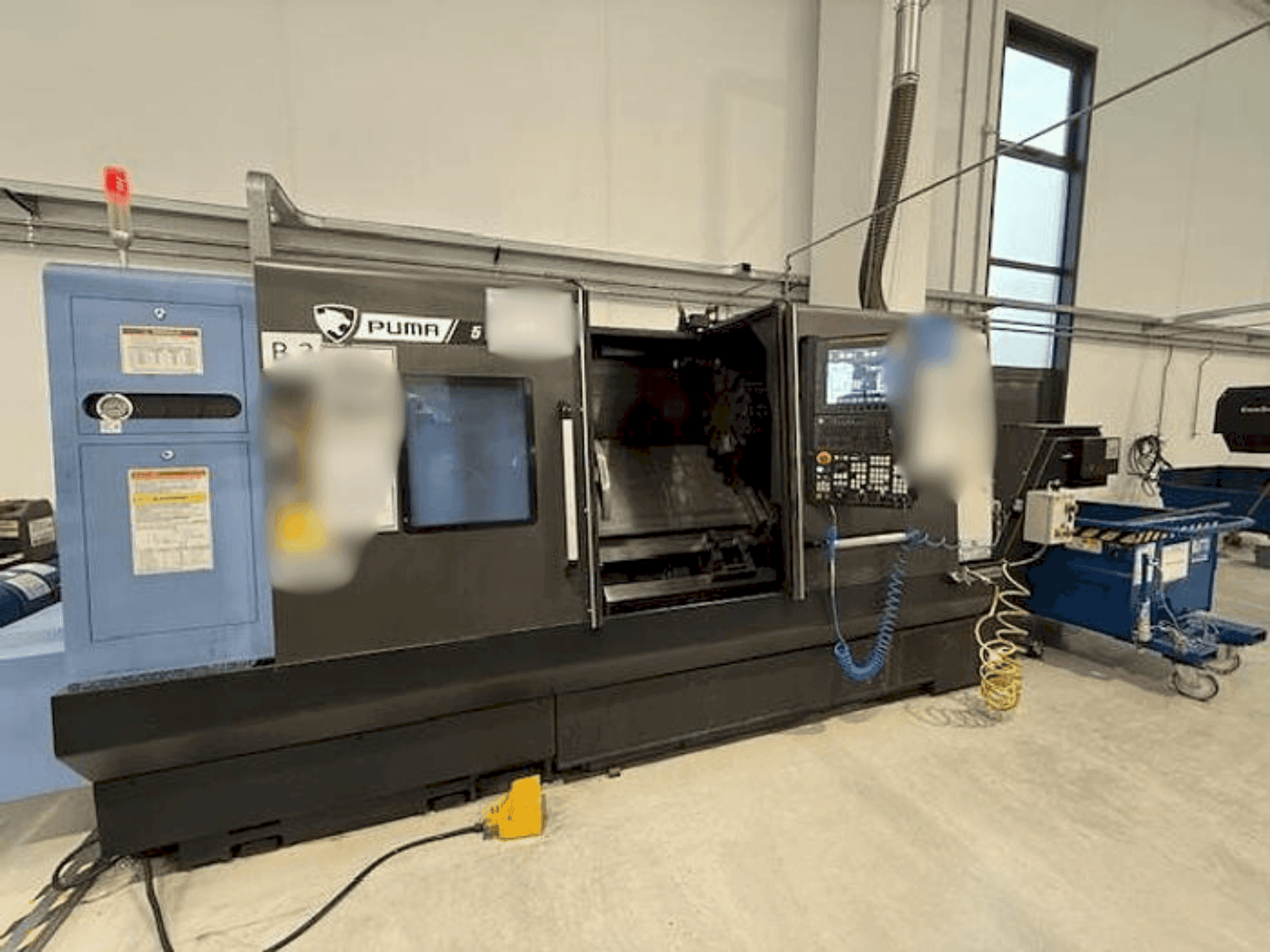 Vista frontal de la máquina DOOSAN PUMA 5100A