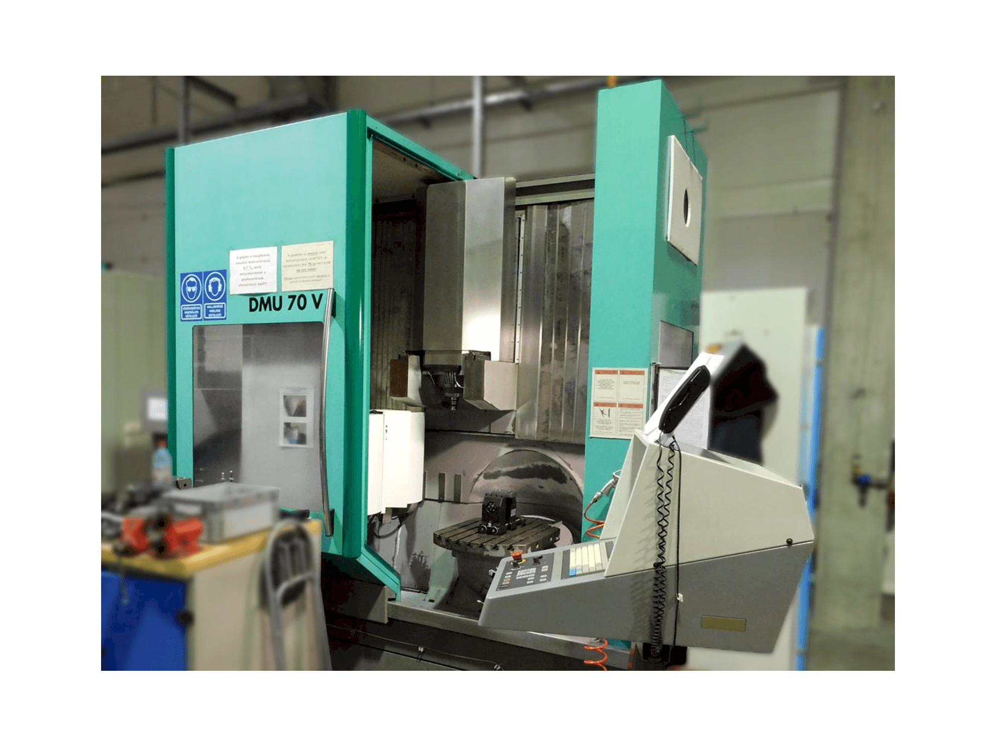 Vista frontal de la máquina DMG DMU 70 V