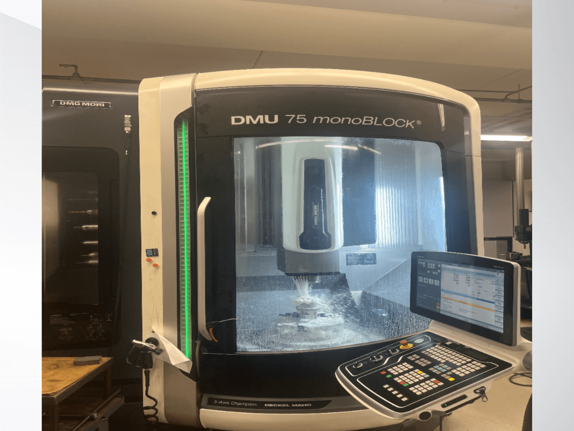 Centro de mecanizado universal DMG MORI DMU 75 monoBLOCK en vista frontal, en la que se aprecian el panel de control y la zona de fresado.