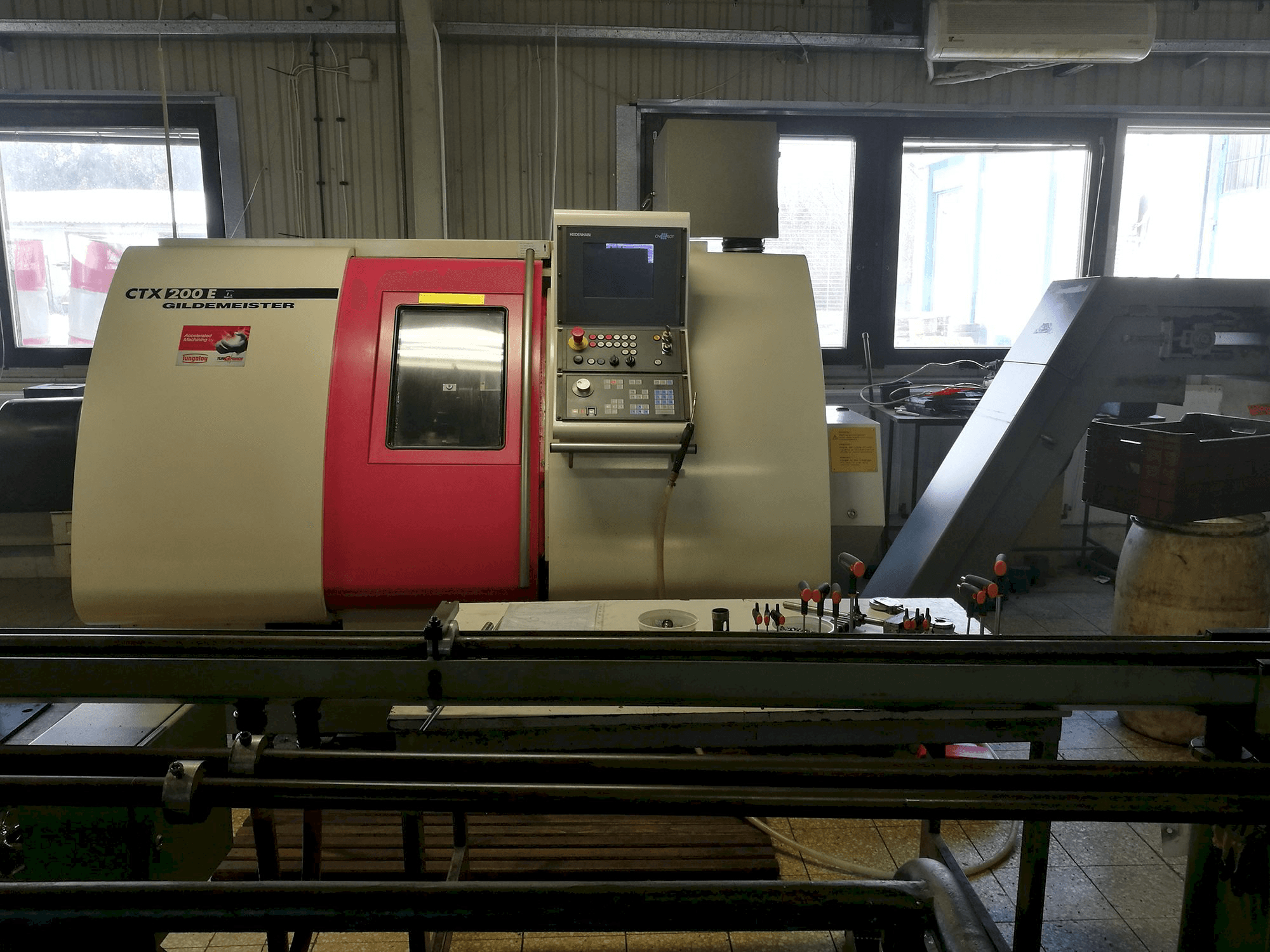 Vista frontal de la máquina Gildemeister CTX 200 E