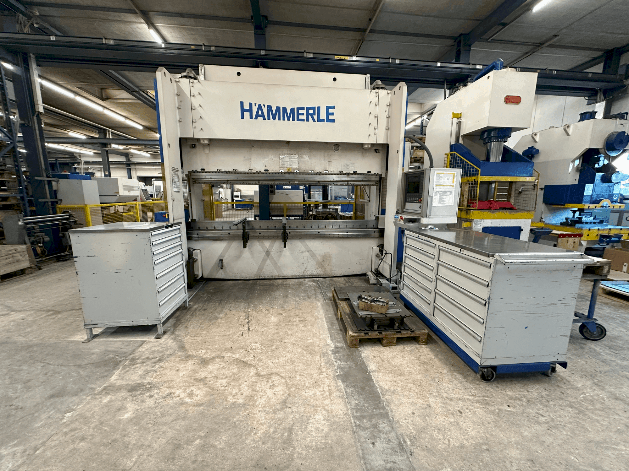 Vista frontal de la máquina HAMMERLE BM 200 - 3100