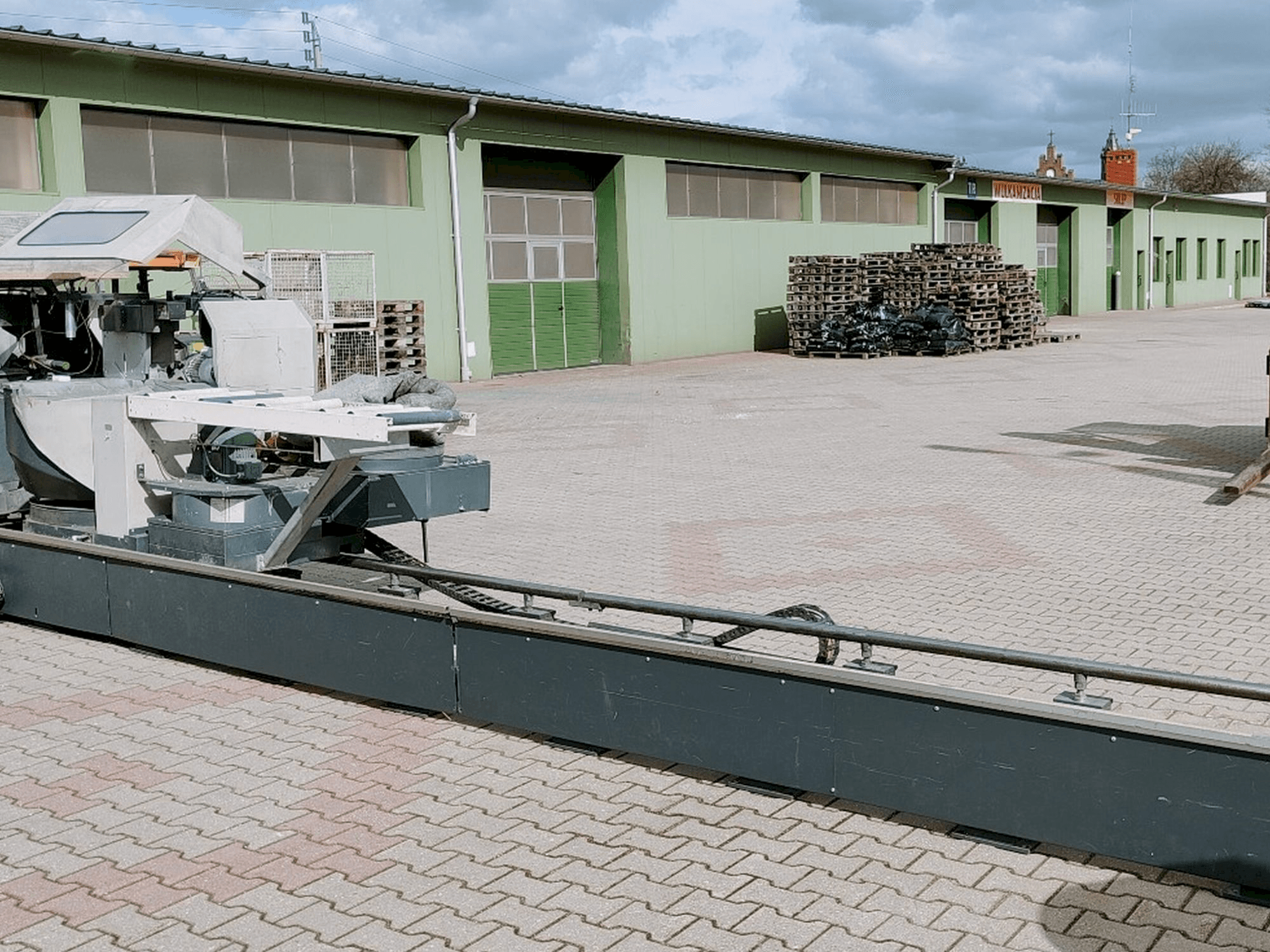 Vista frontal de la máquina Elumatec DG 244/2