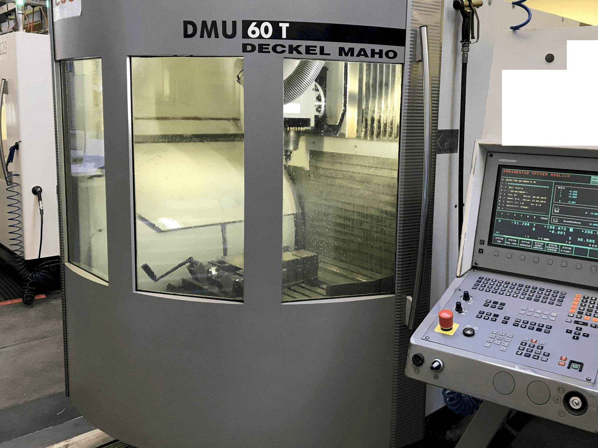 Vista frontal de la máquina DECKEL MAHO DMU60T