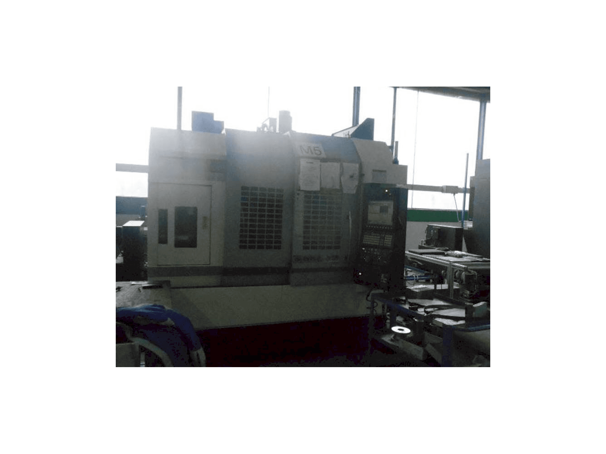 Vista frontal de la máquina Okuma GENOS M560R-V