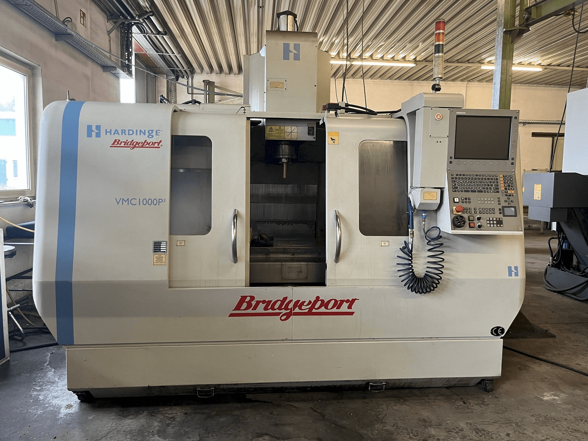 Vista frontal de la máquina Hardinge Bridgeport VMC 1000 P3