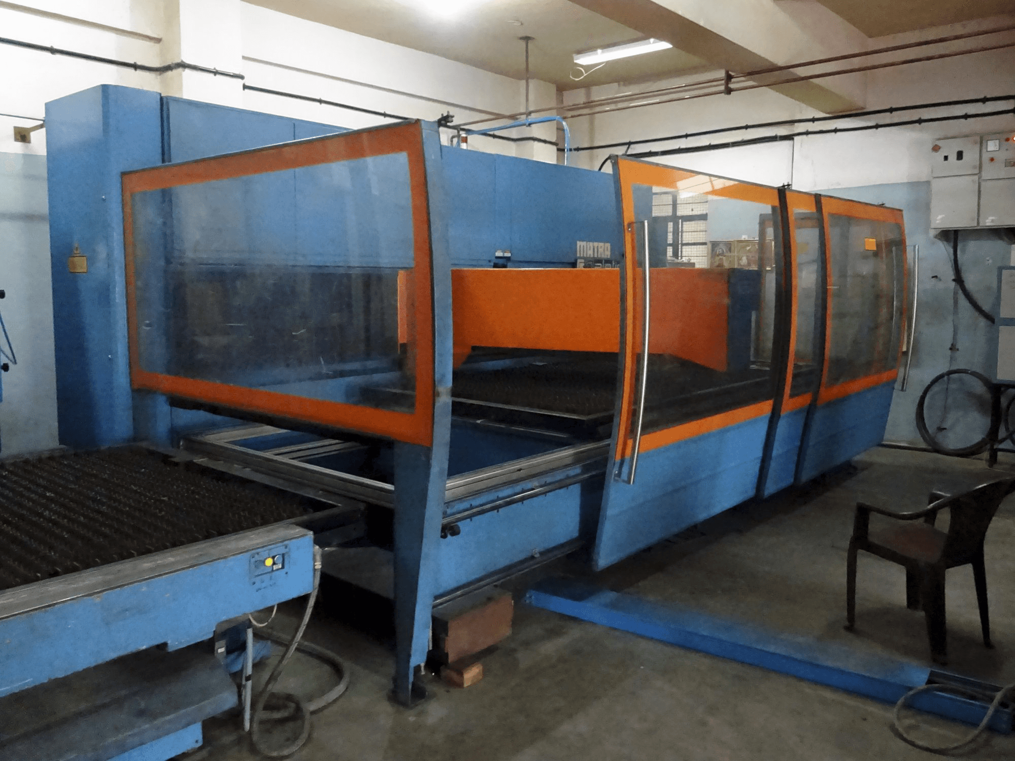 Vista izquierda de la máquina Prima Power Platino 1530