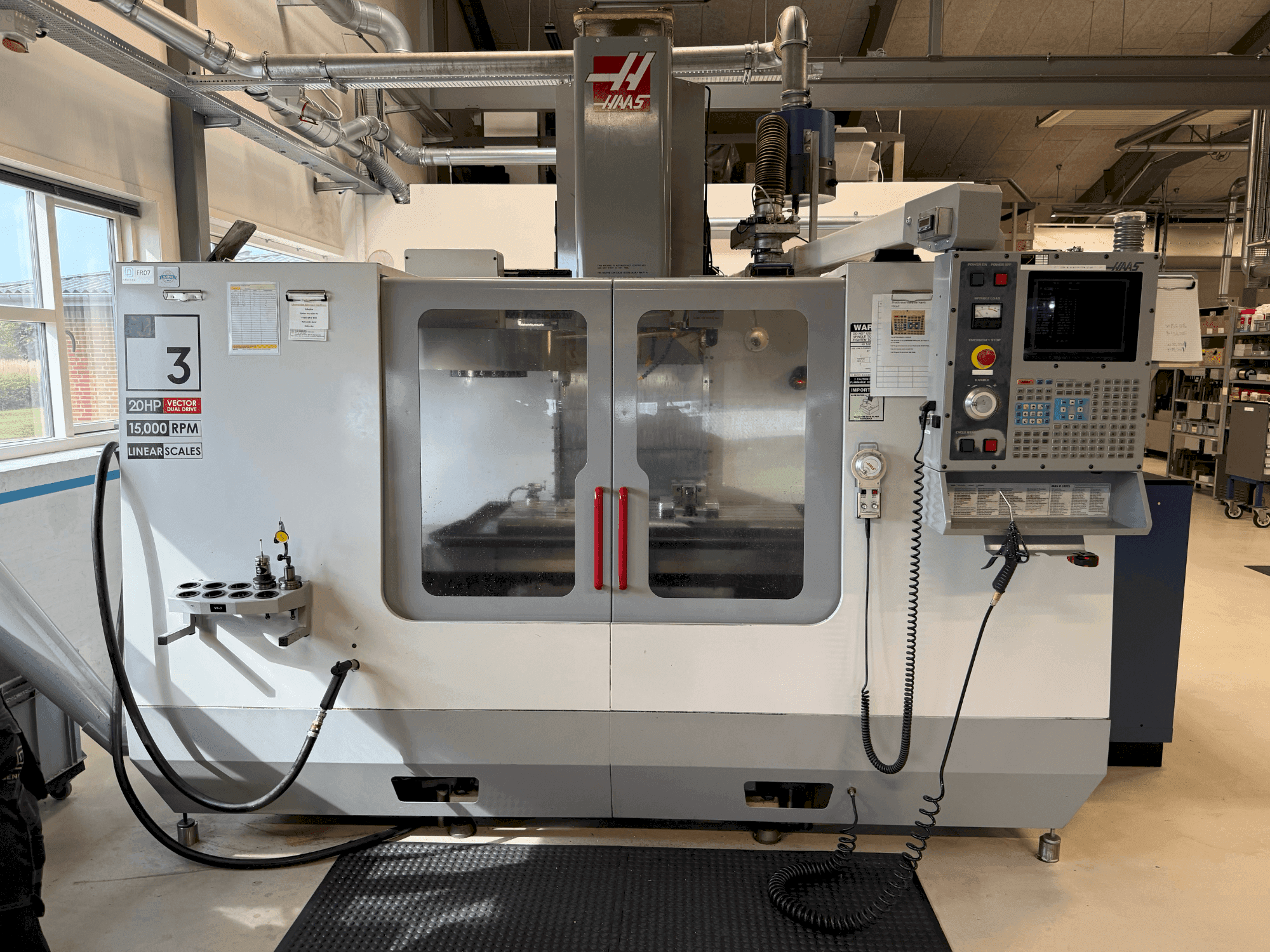 Vista frontal de la máquina HAAS VF-3DHE