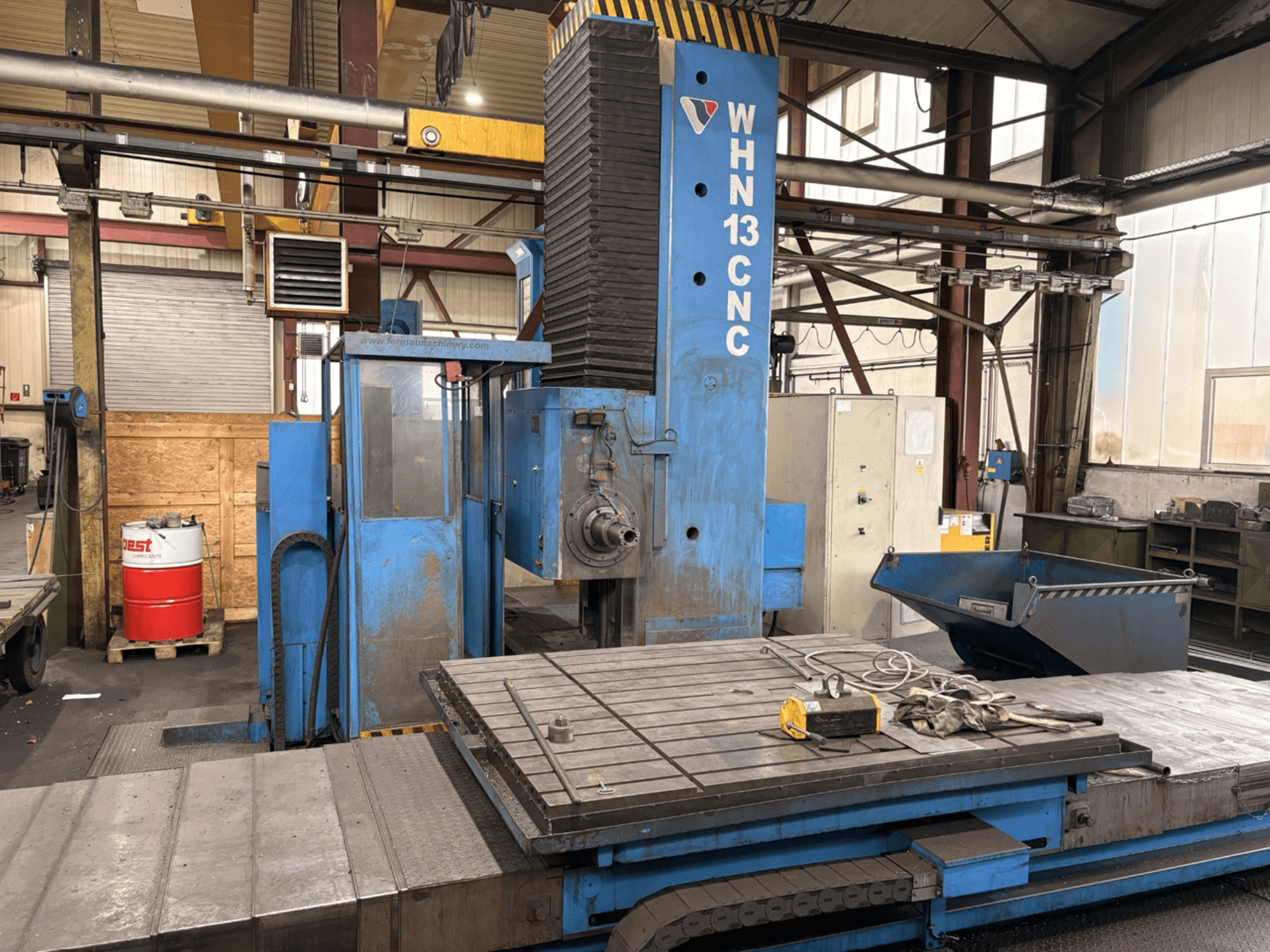 Centro de mecanizado horizontal CNC FERMAT WHN 13.8; vista frontal en la que se aprecian el panel de control, la mesa de trabajo y detalles del entorno industrial.