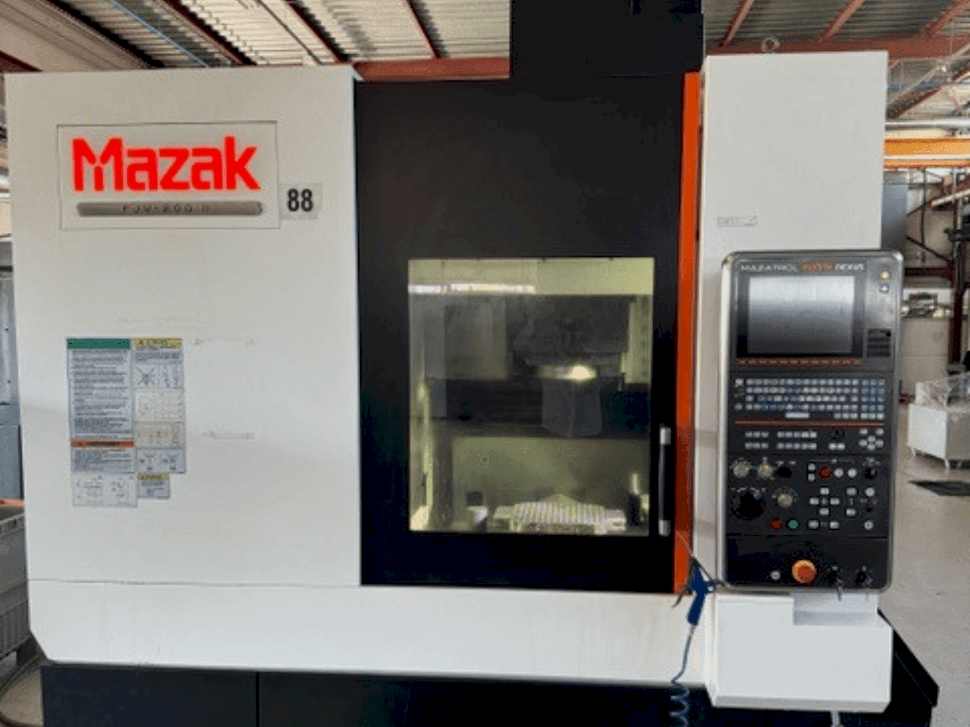 Vista frontal de la máquina Mazak FJV-200II