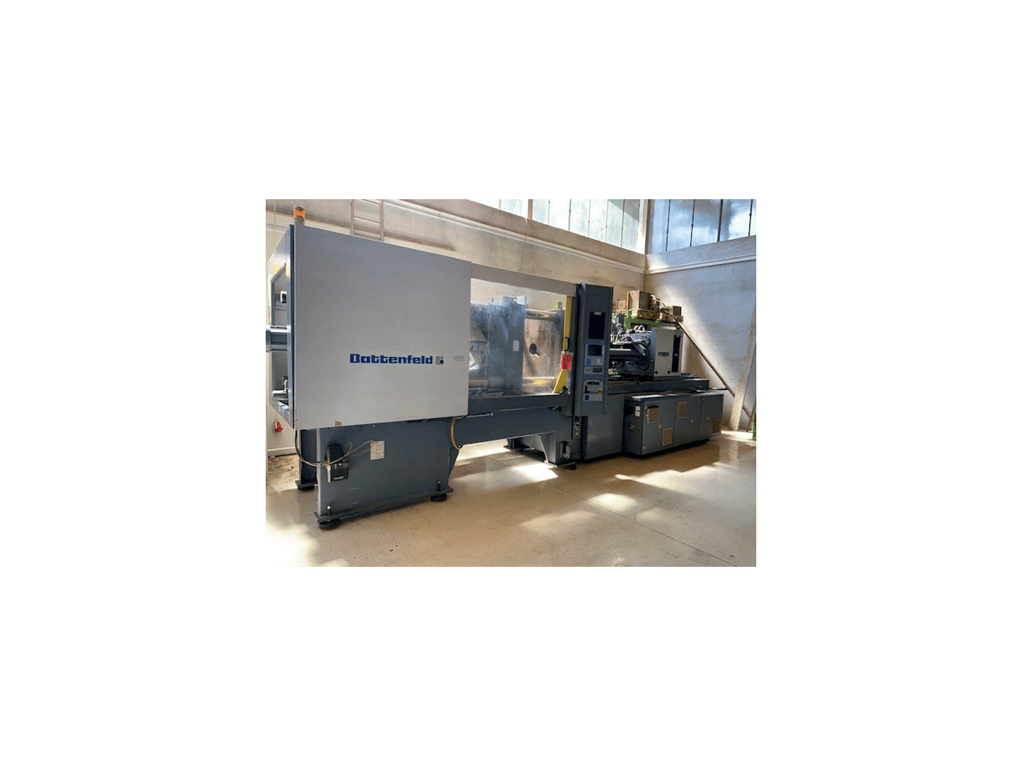 Vista lateral izquierda de la máquina Battenfeld BA 3500/1900 BK