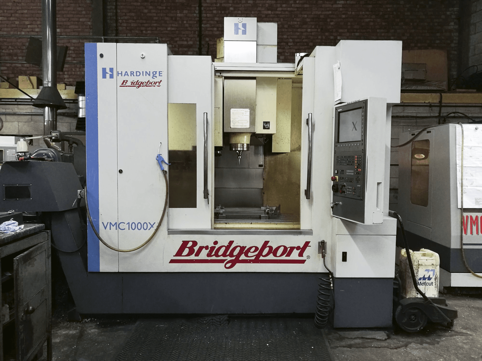 Vista frontal de la máquina Bridgeport VMC XP3-1000