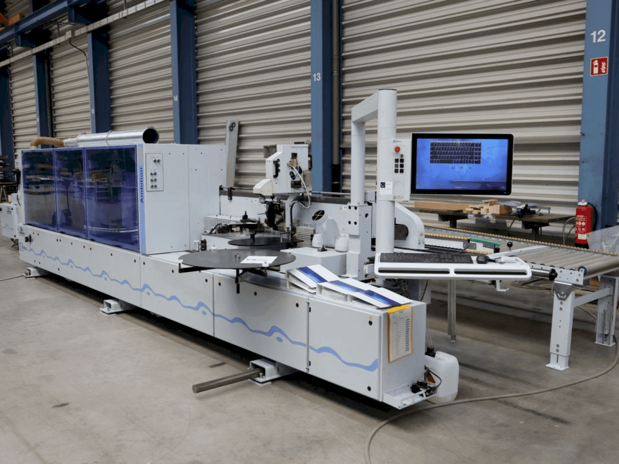 Vista frontal de la máquina HOMAG KAL 210