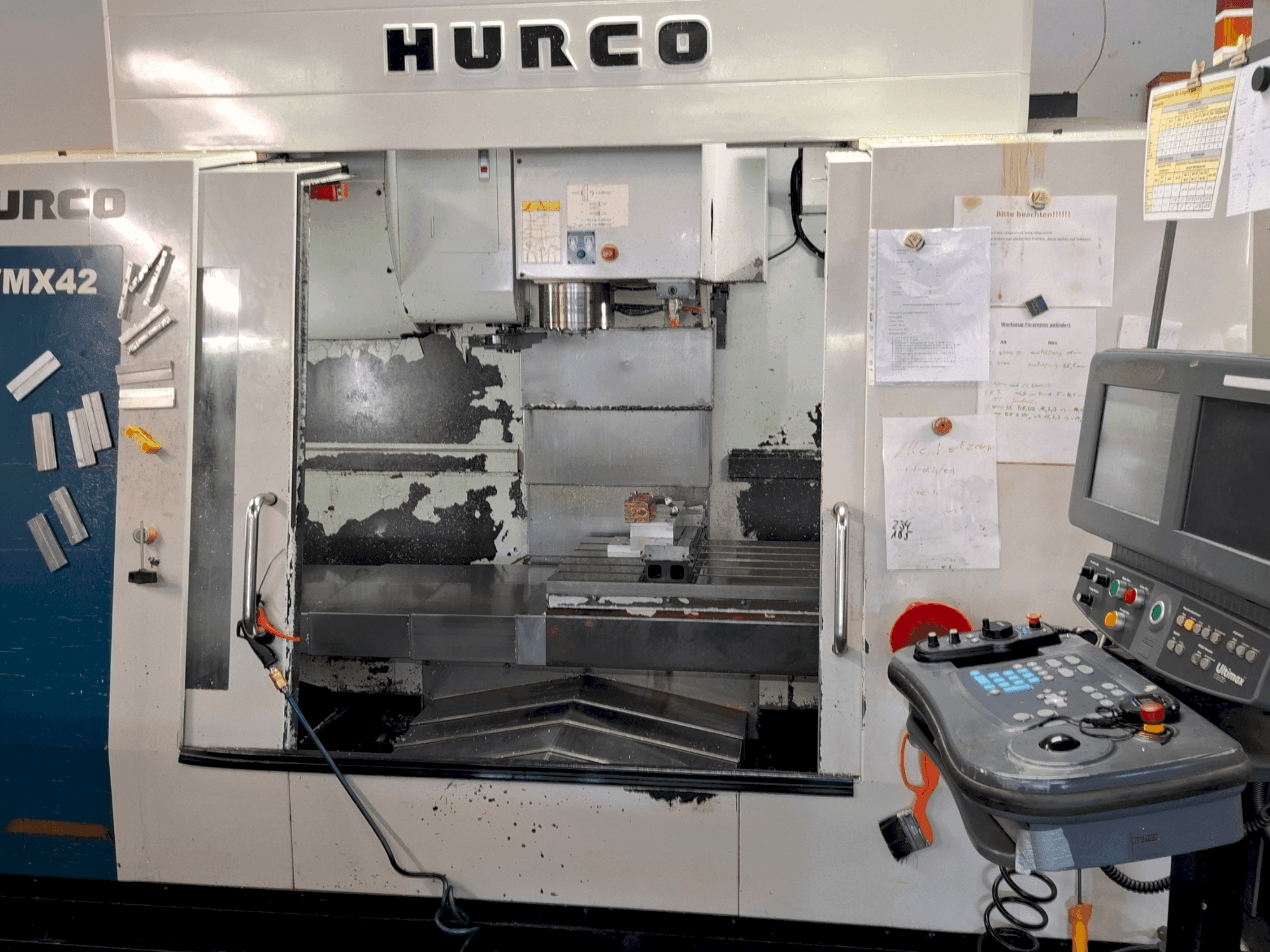 Vista frontal de la máquina Hurco VMX 42