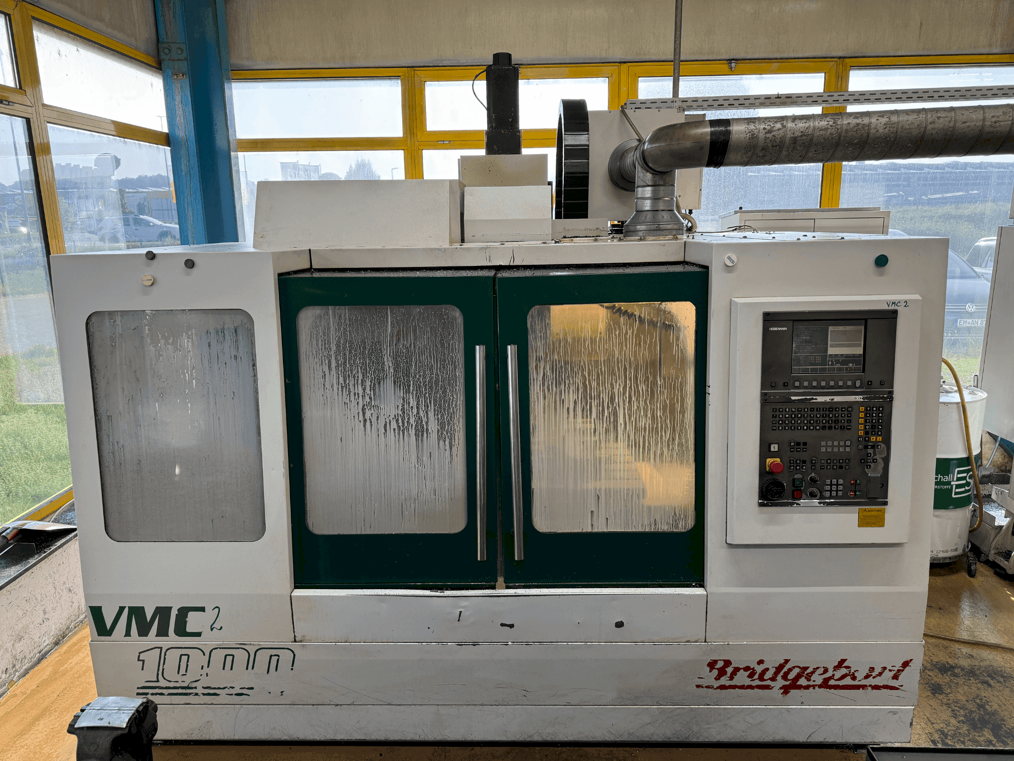 Vista frontal de la máquina Bridgeport VMC 1000/22