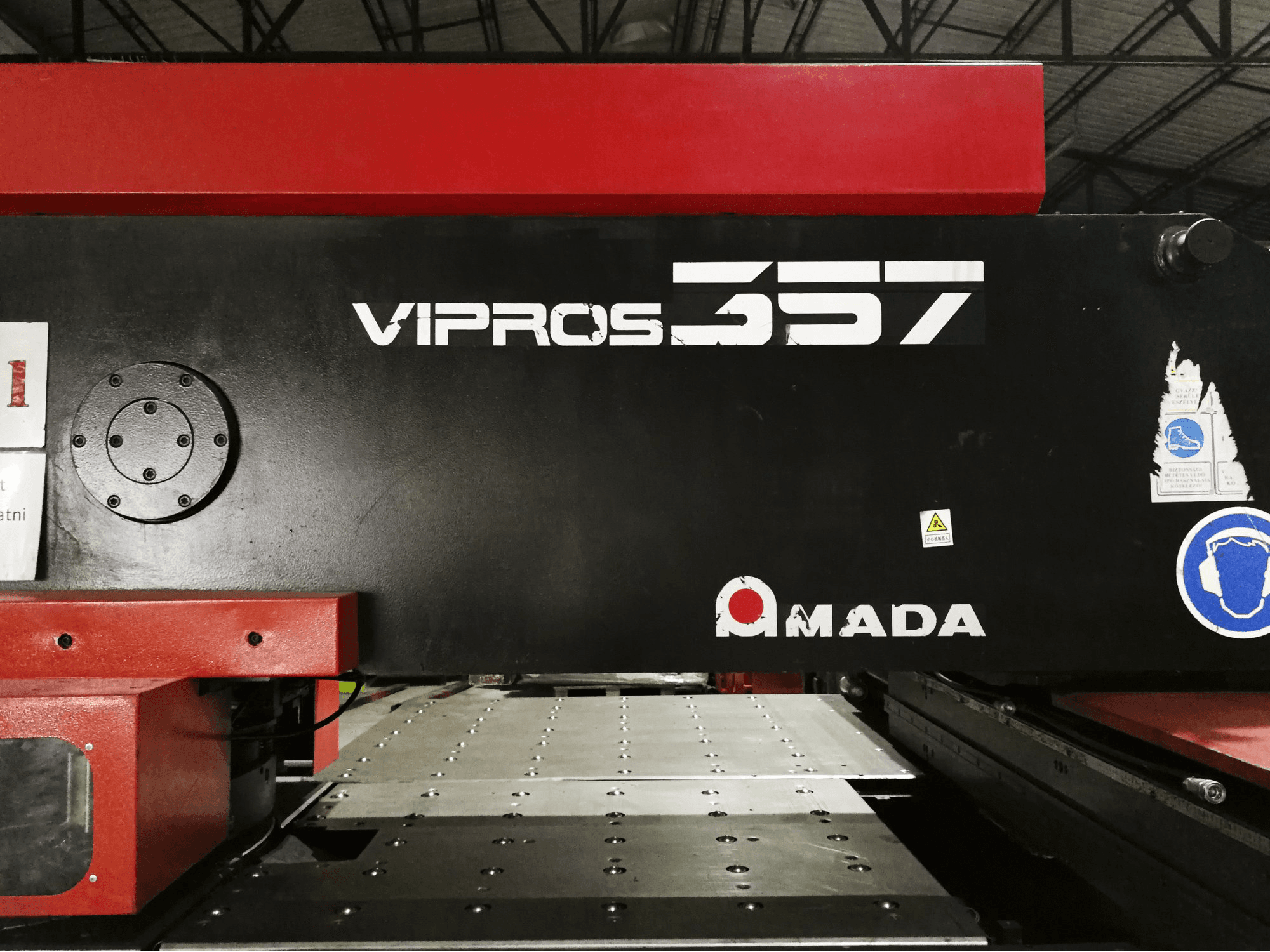 Vista frontal de la máquina AMADA Vipros 357