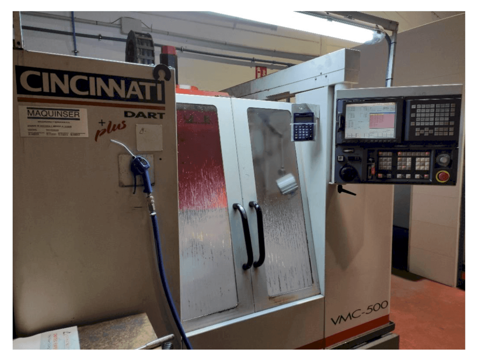 Vista frontal de la máquina Cincinnati Dart Plus VMC-500