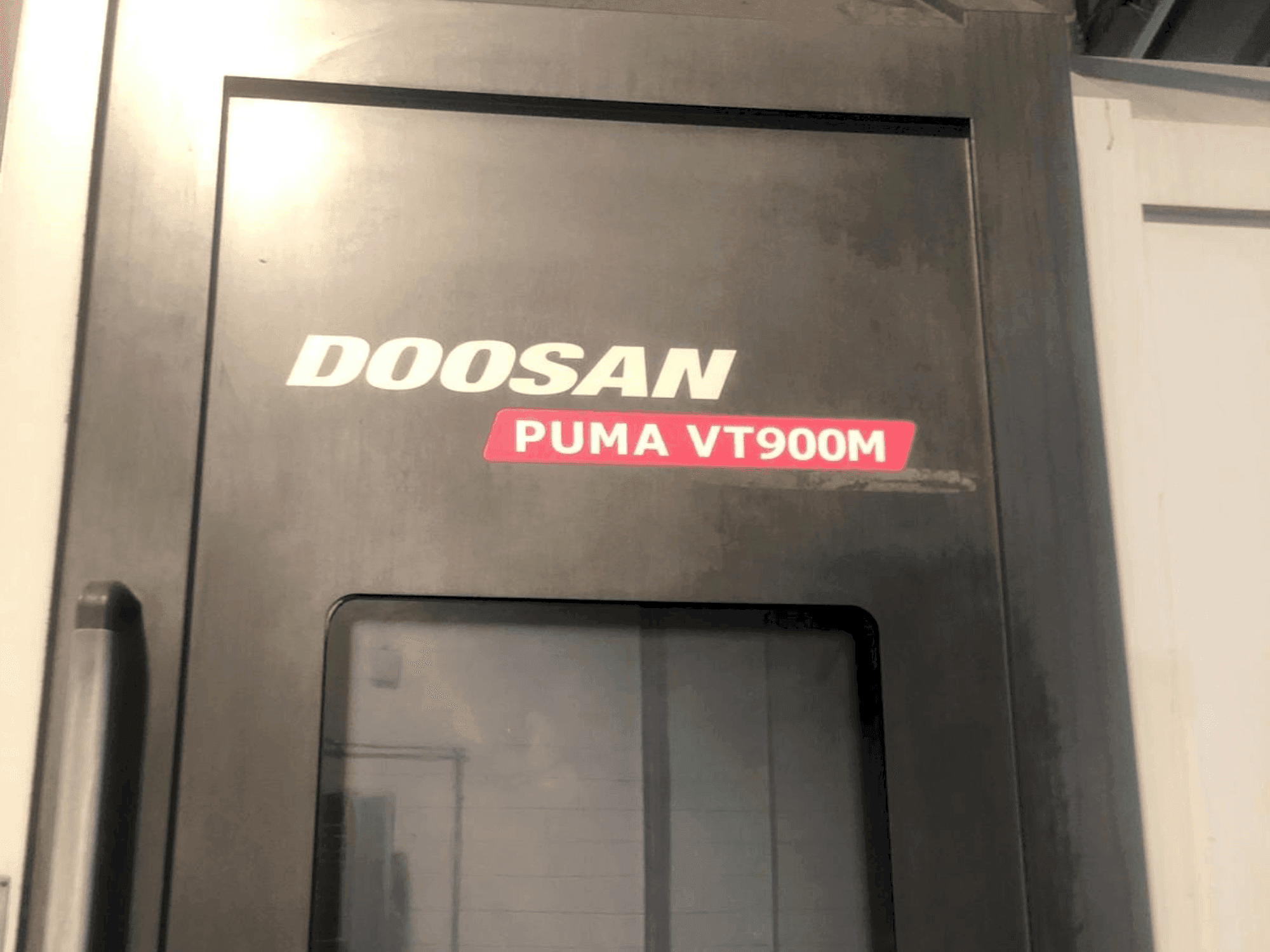 Vista frontal de la máquina DOOSAN Puma VT900M