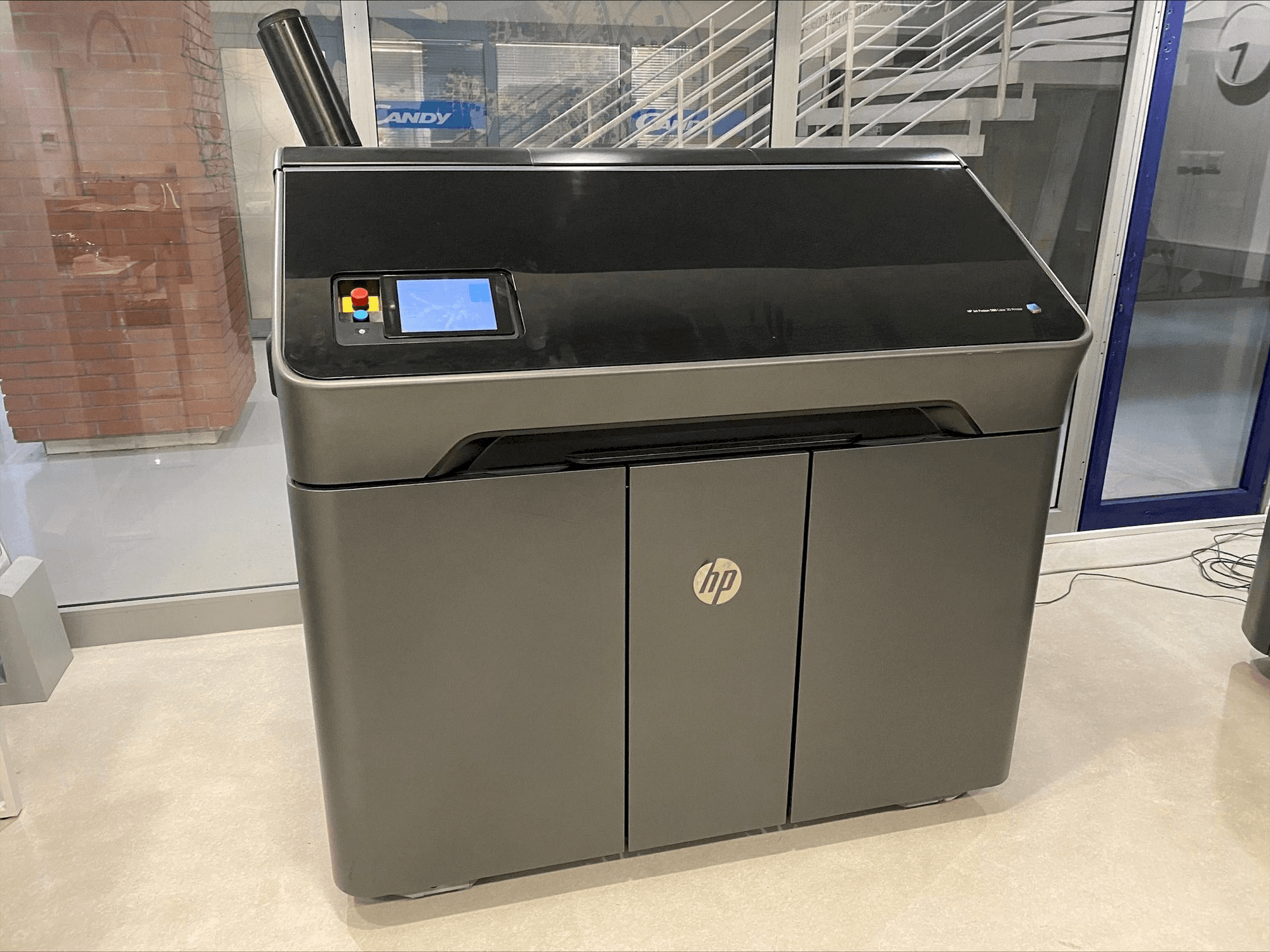 Vista frontal de la máquina HP Jet Fusion 580 Color 3D printer M2K85A