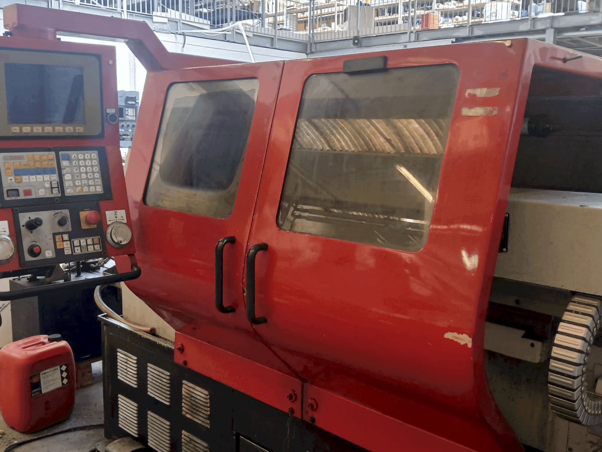 Vista frontal de la máquina EMCO EMCOMAT-E 200X1000