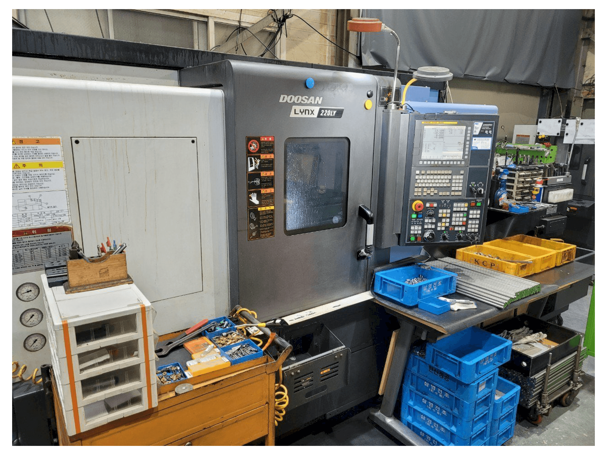 Vista frontal de la máquina Doosan LYNX220LYA